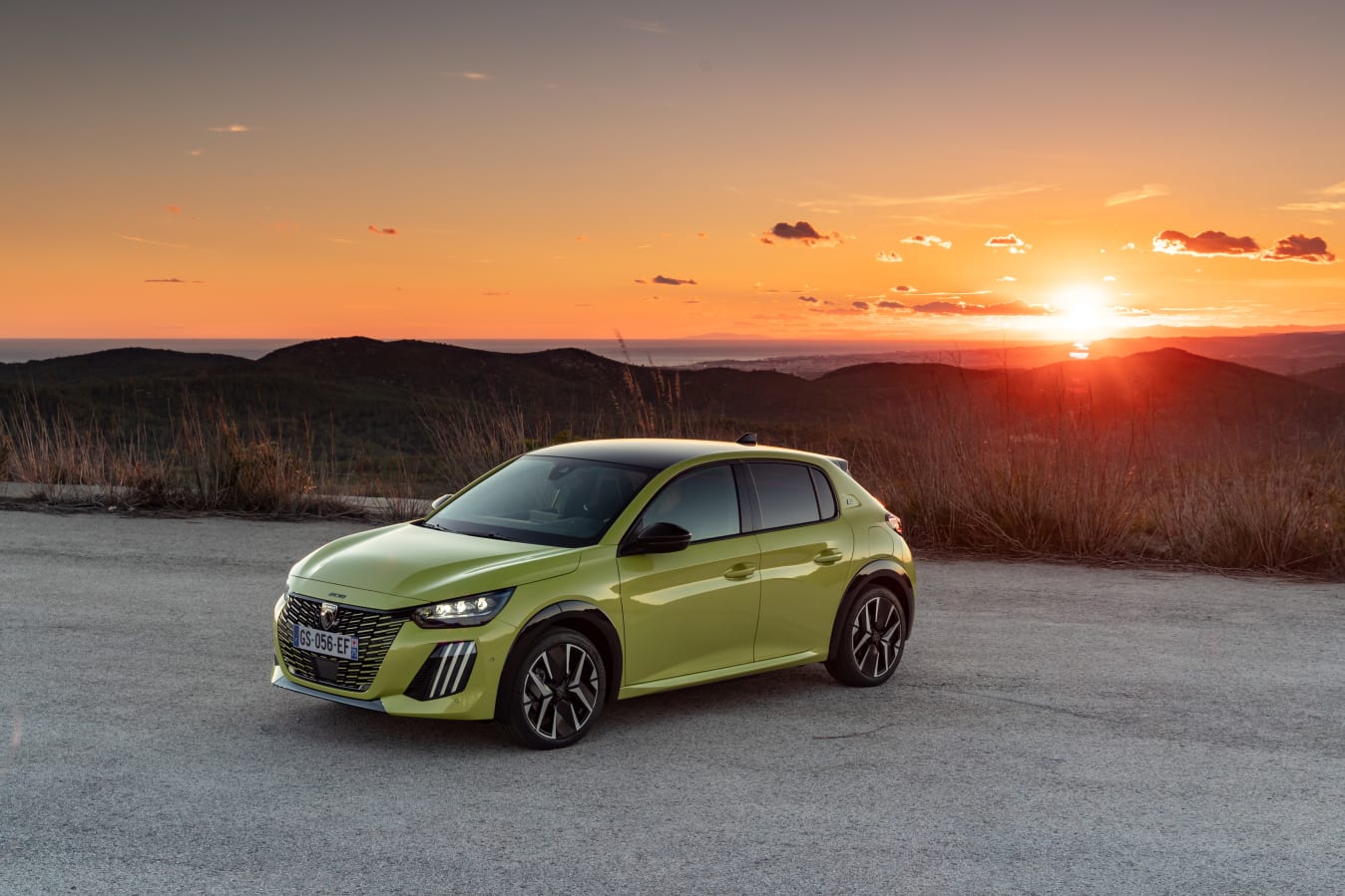 Der Peugeot e-208 in Agueda Gelb.