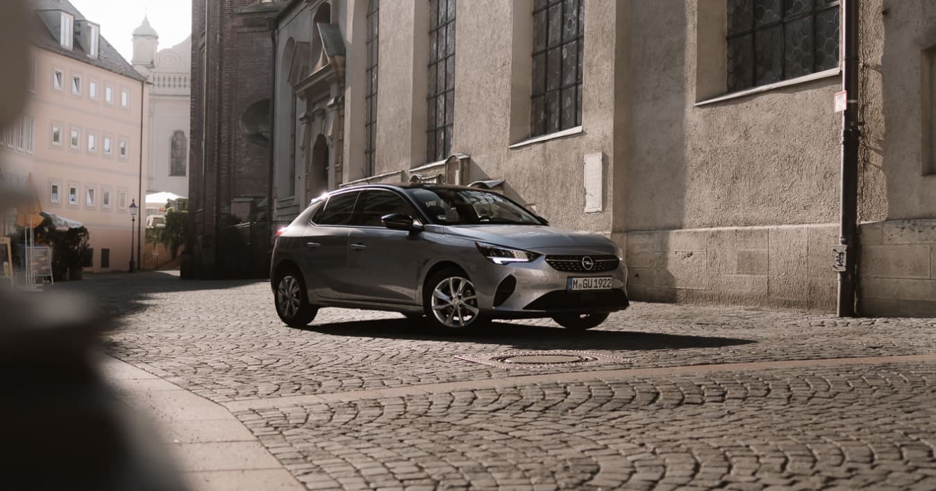 Ein Opel Corsa steht in der Innenstadt geparkt.