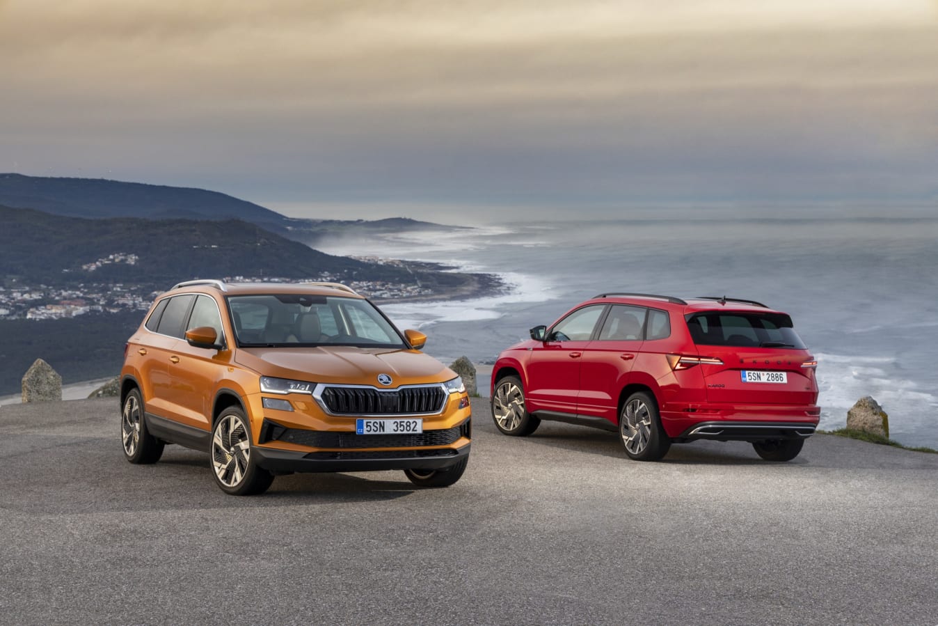 Zwei Skoda Karoq.