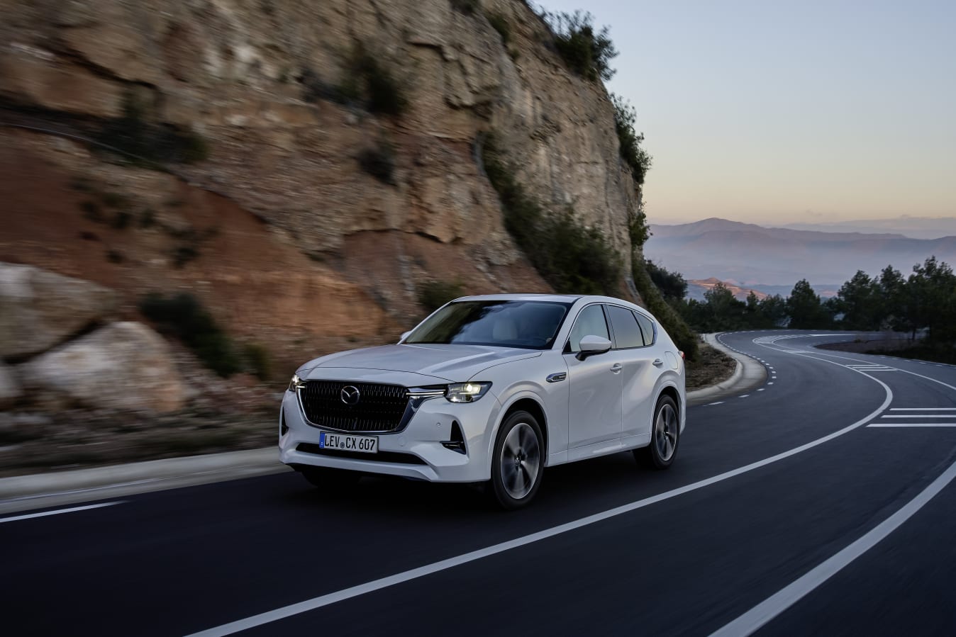 Ein Mazda Hybrid fährt auf der Straße.