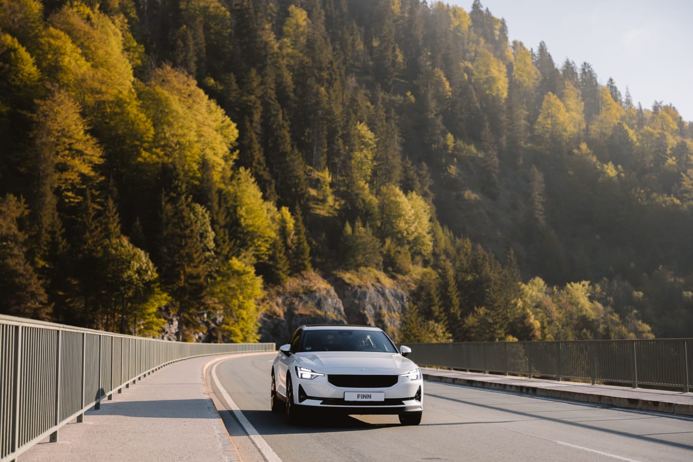 Ein Polestar fährt auf einer Straße.