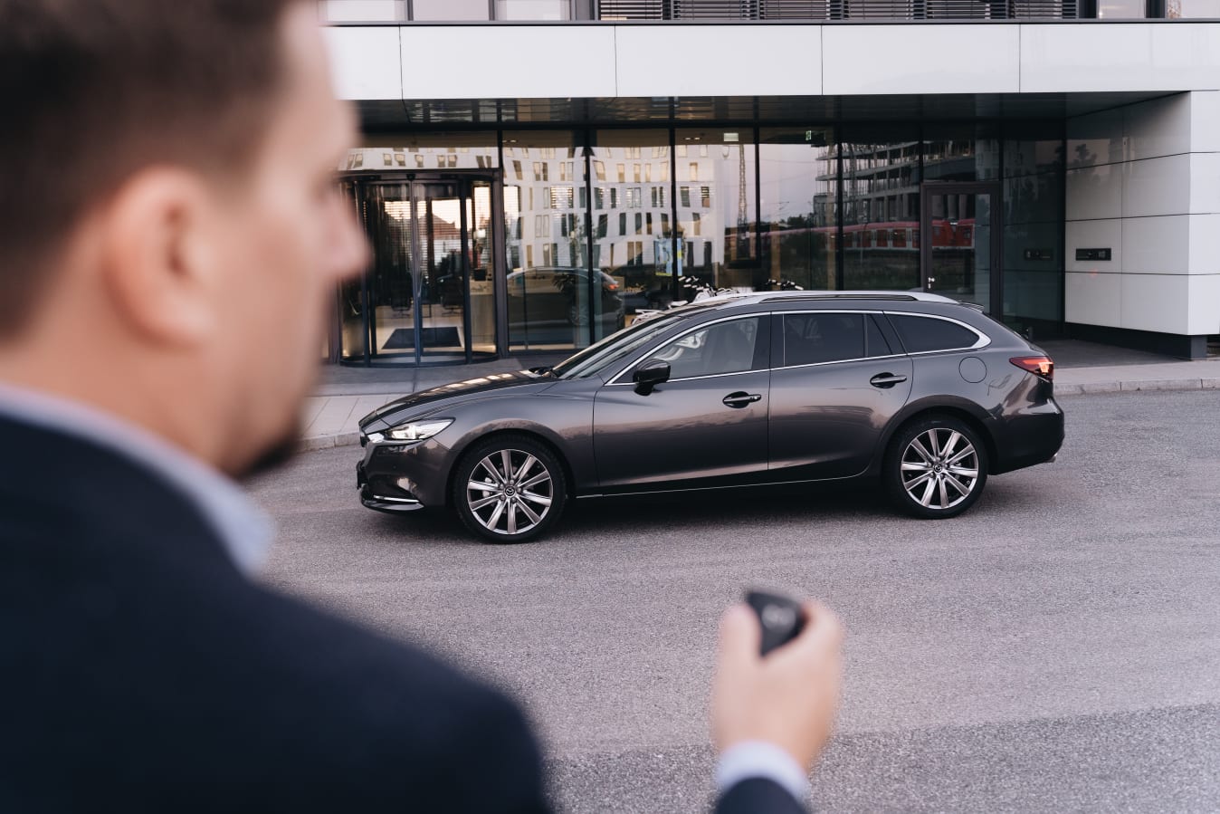 Ein Mann schließt einen Kombi von FINN auf.