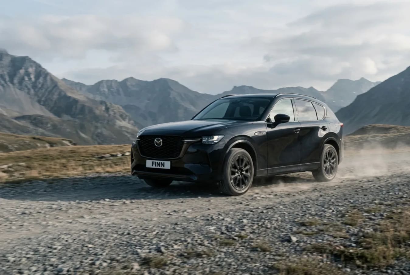 Ein Paar sitzt in einem Mazda von FINN und lacht.
