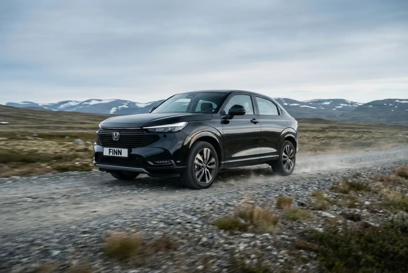 Ein Paar sitzt in einem Honda von FINN und lacht.