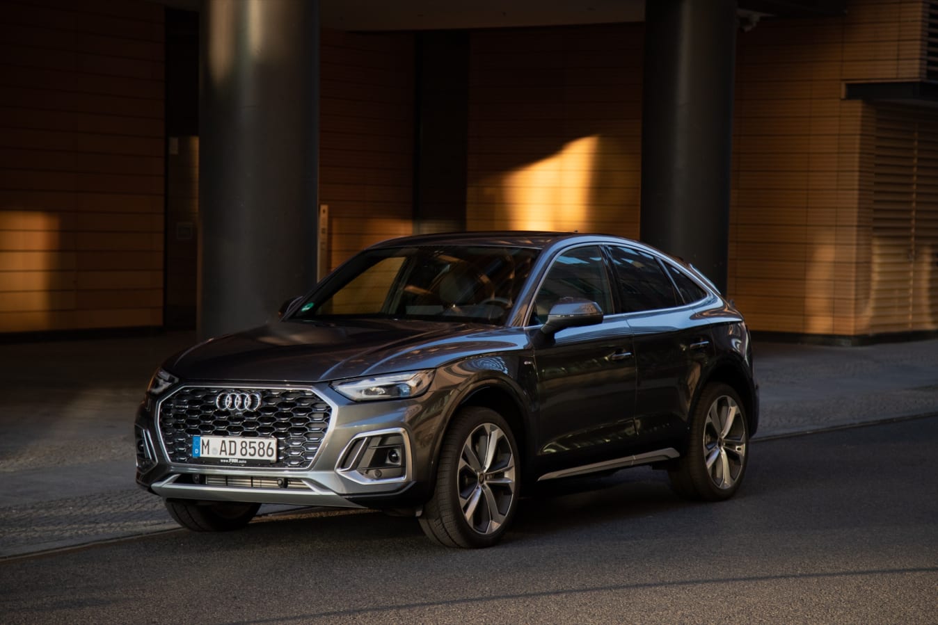 Ein Audi Q5 von FINN steht in einer Stadt.