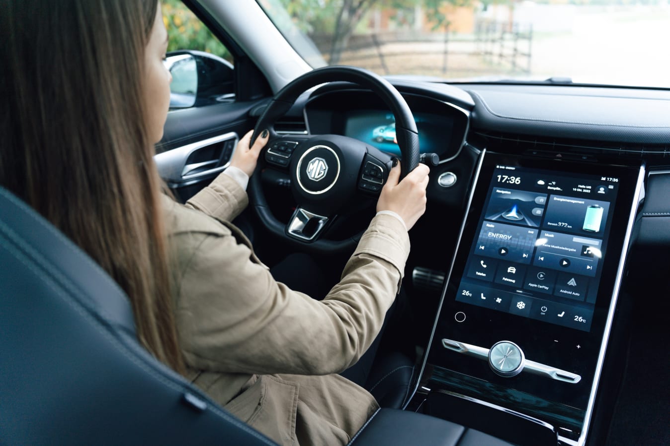 Eine Frau sitzt am Steuer eines MGs.