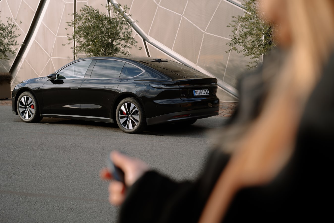 Ein schwarzer NIO ET7.