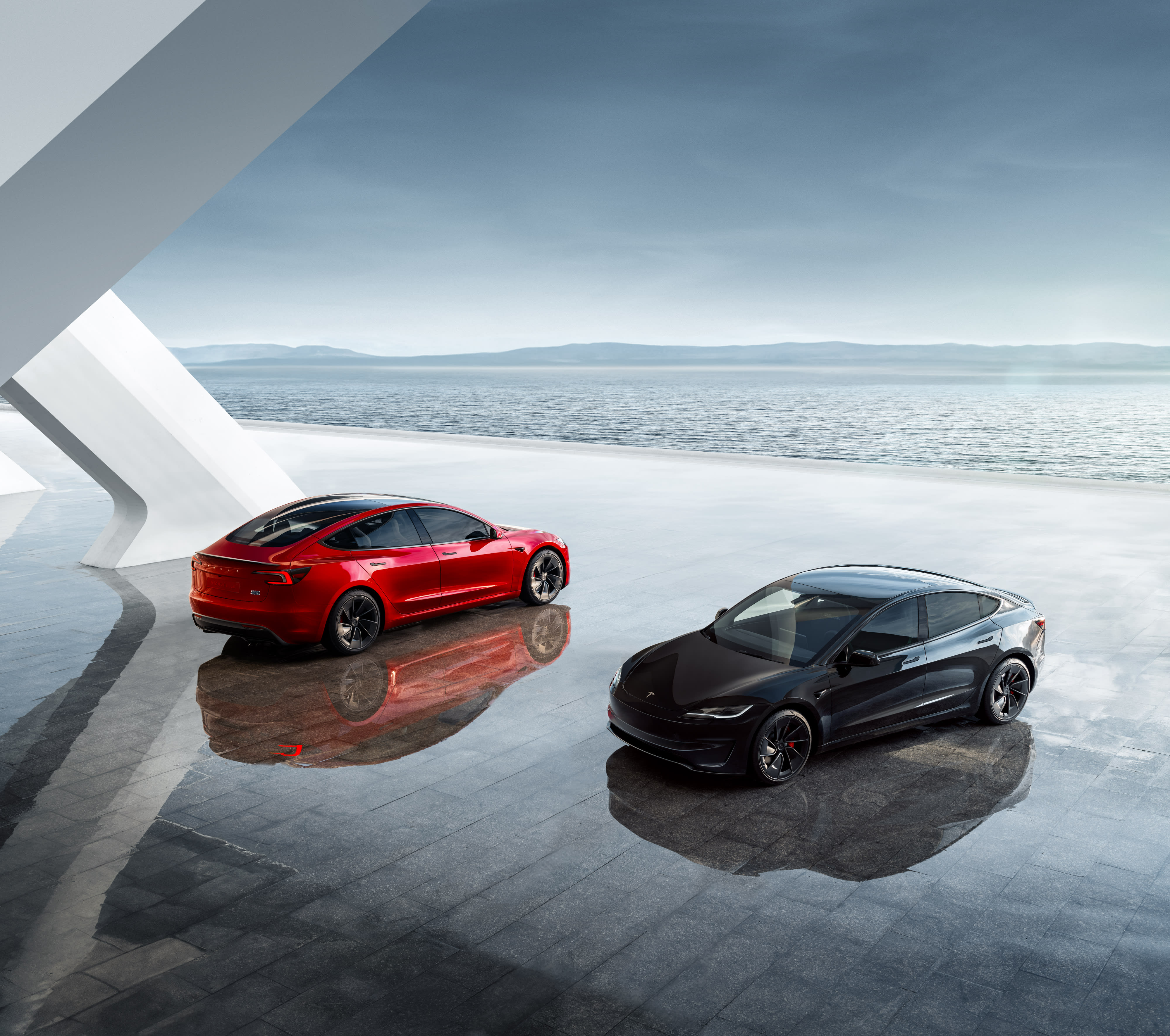 Zwei Tesla Model 3.