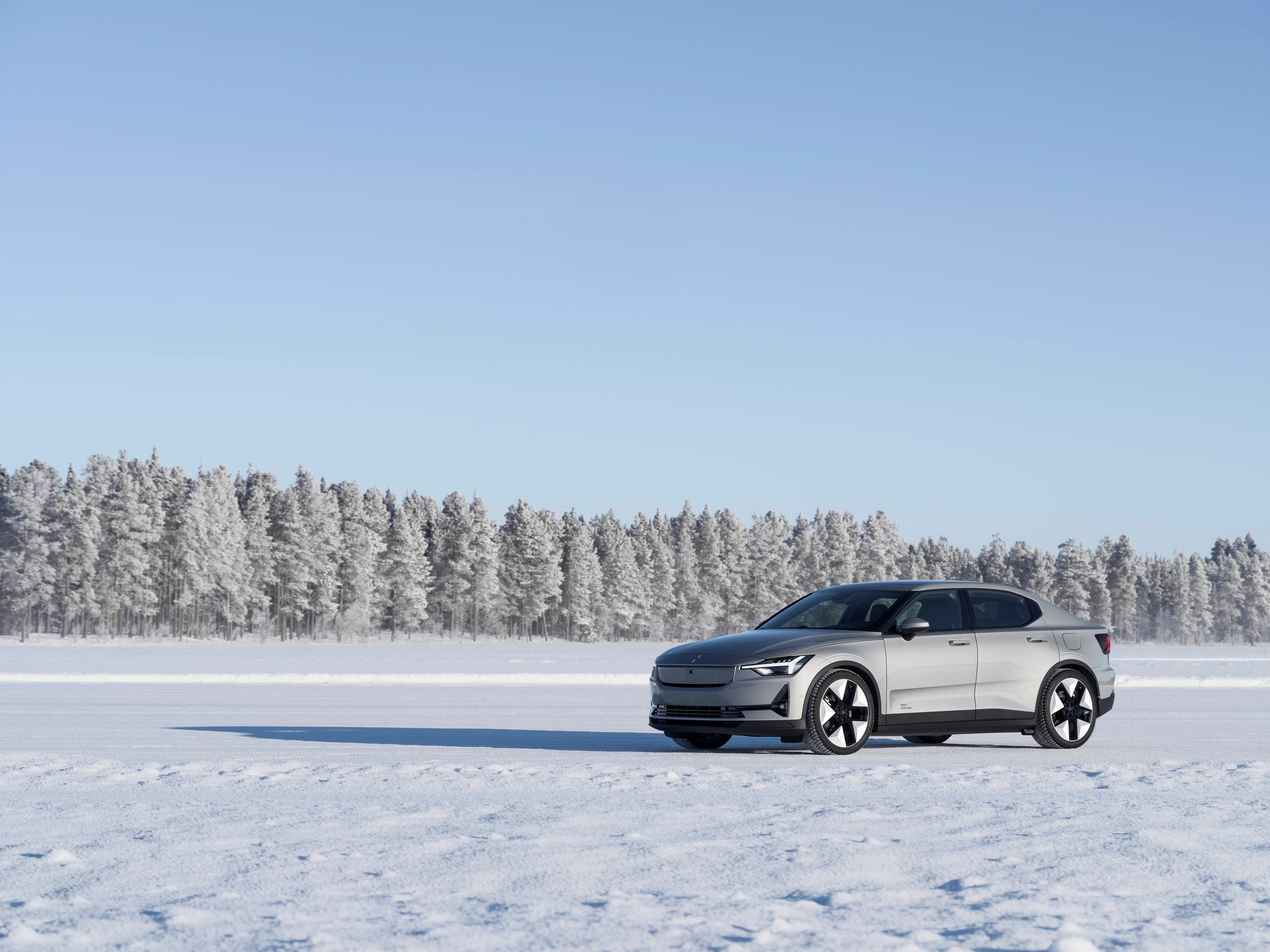 Ein Polestar 2 fährt auf Schnee.