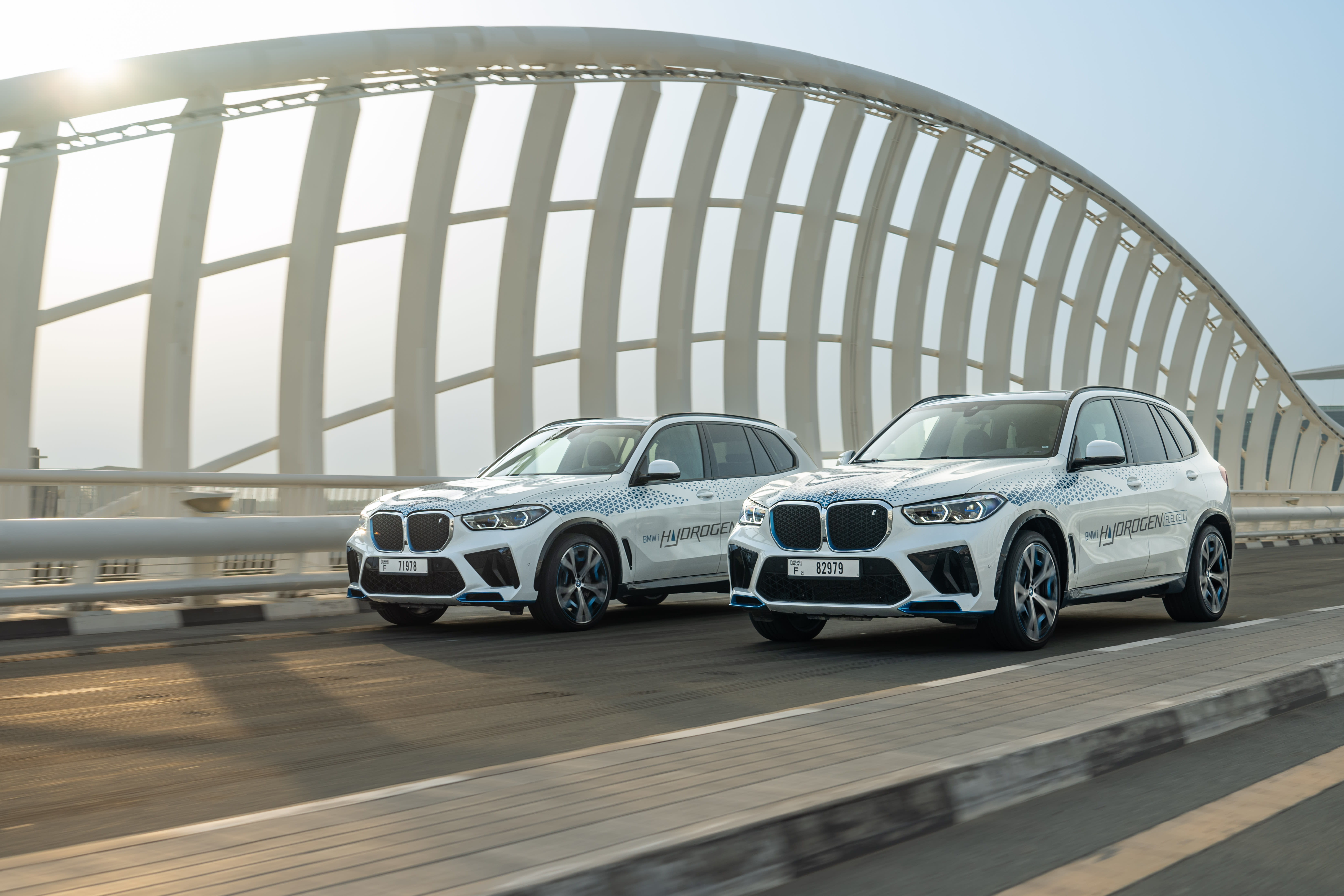Zwei BMW iX5 Hydrogen.