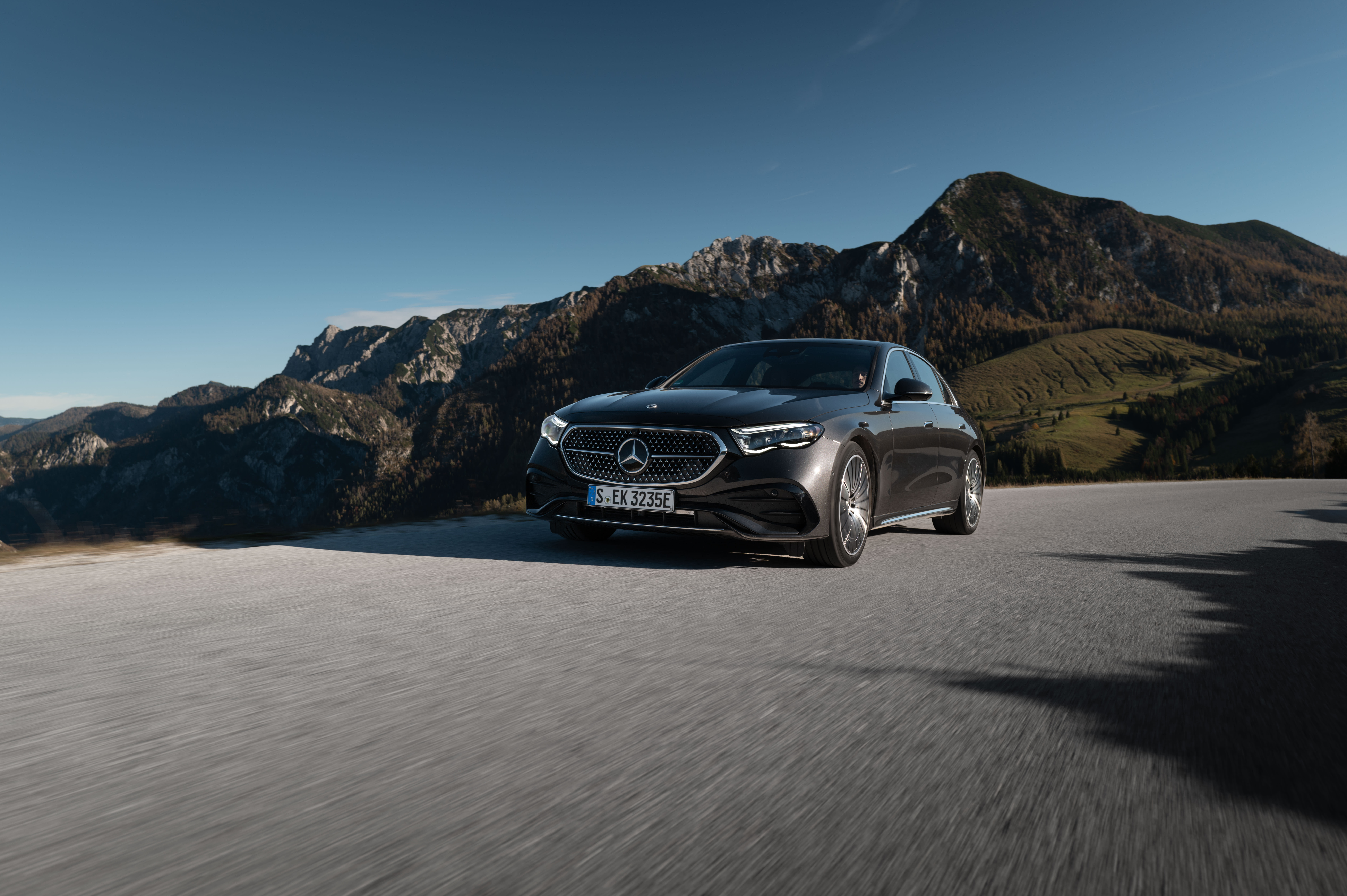 Eine Mercedes-Benz E 300 e Limousine.