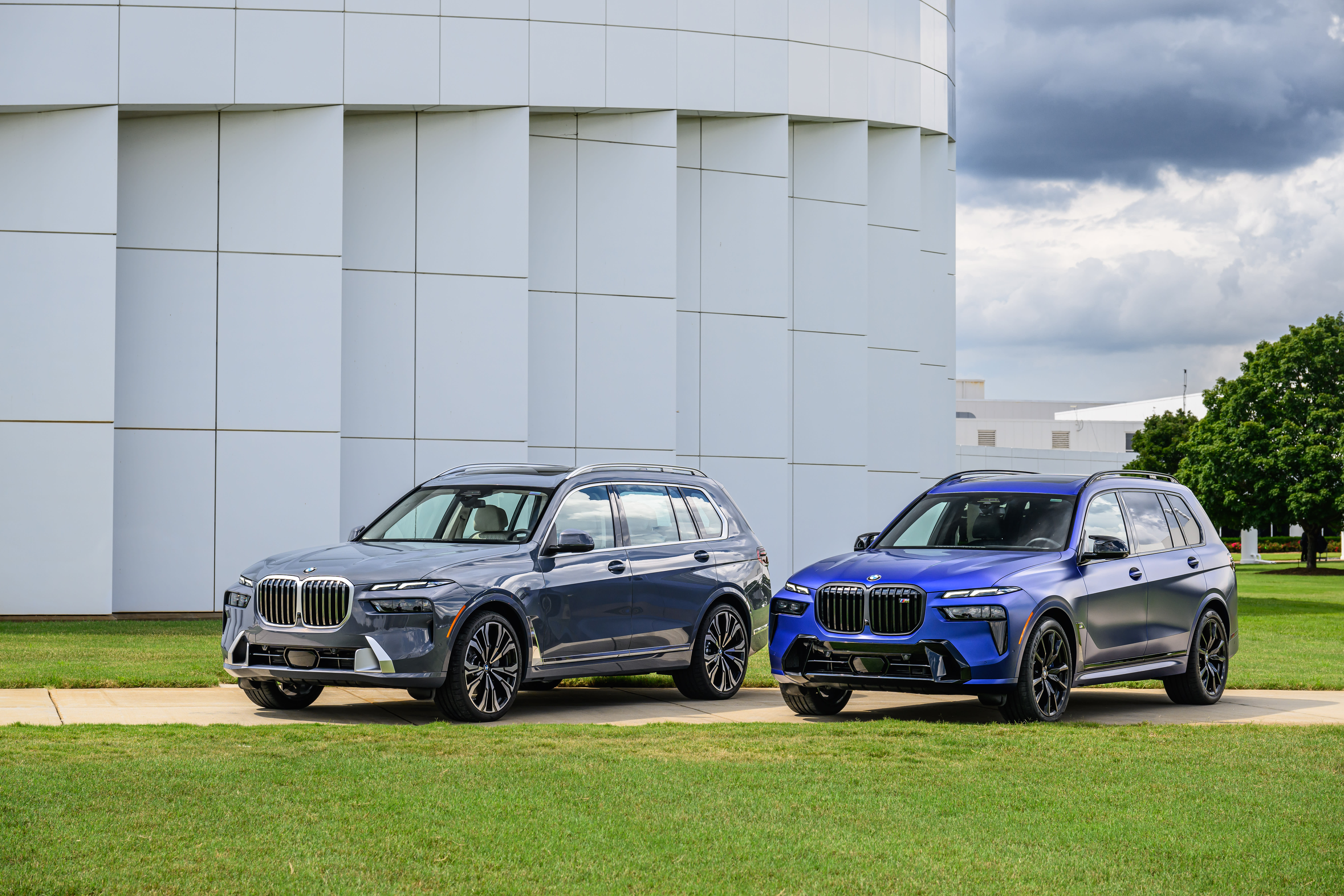 Zwei BMW X7.