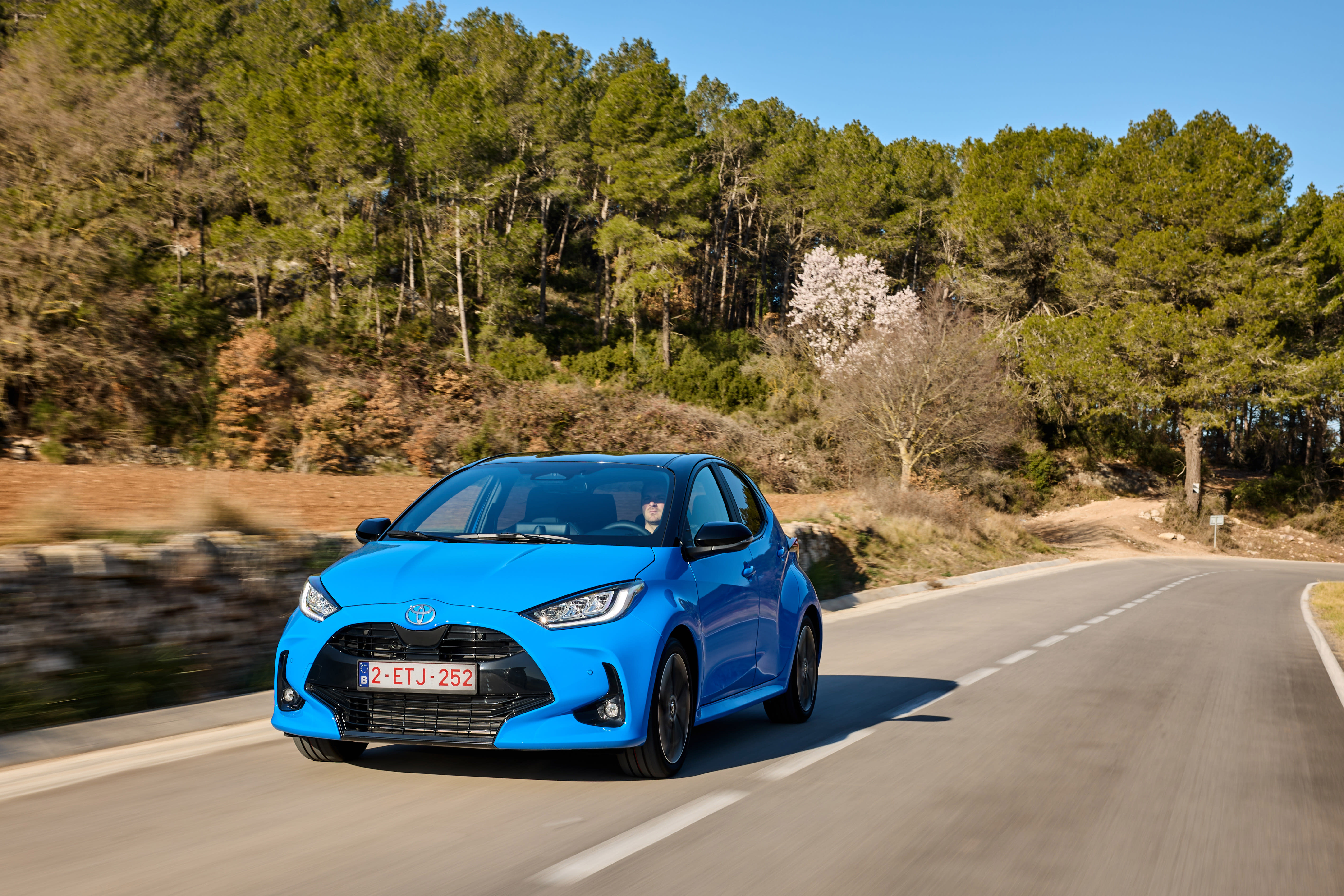 Ein blauer Toyota Yaris Hybrid.
