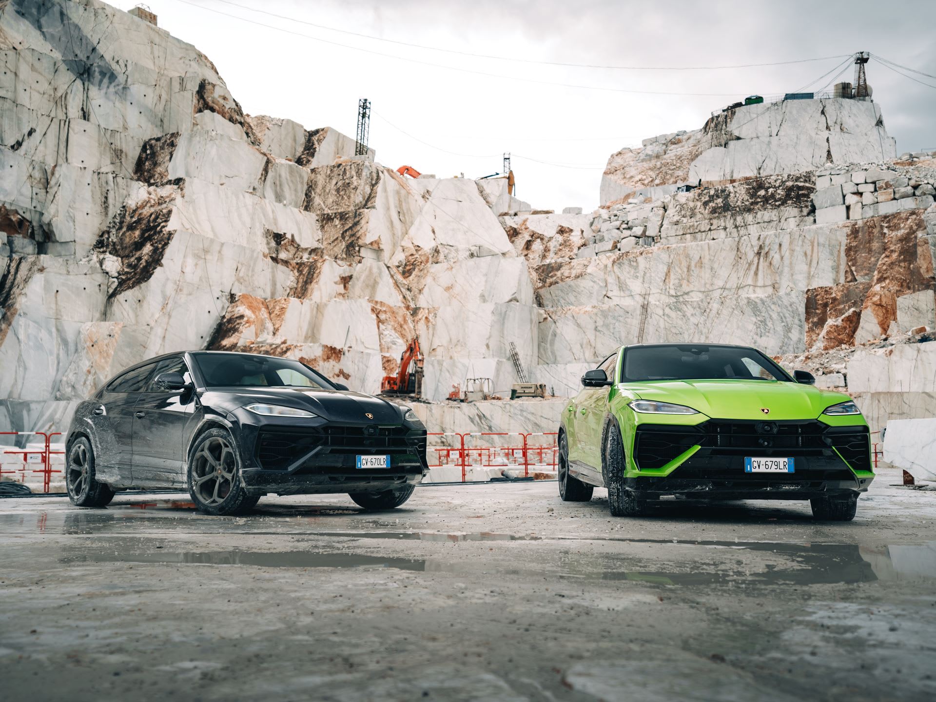 Zwei Lamborghini Urus.