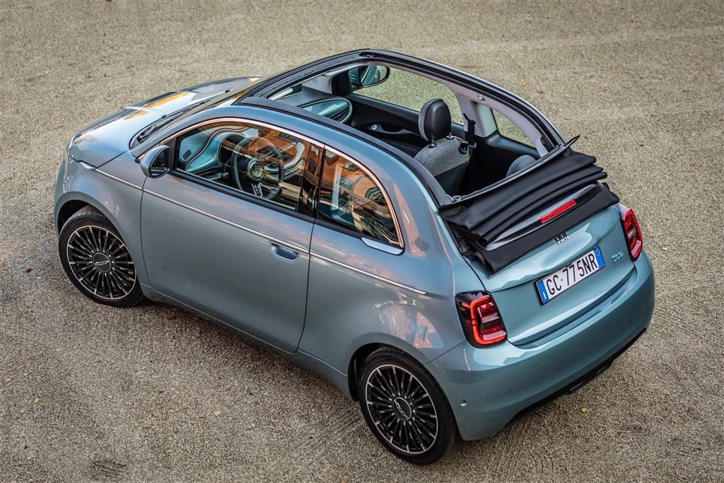 Ein Fiat 500 Elektro Cabrio.