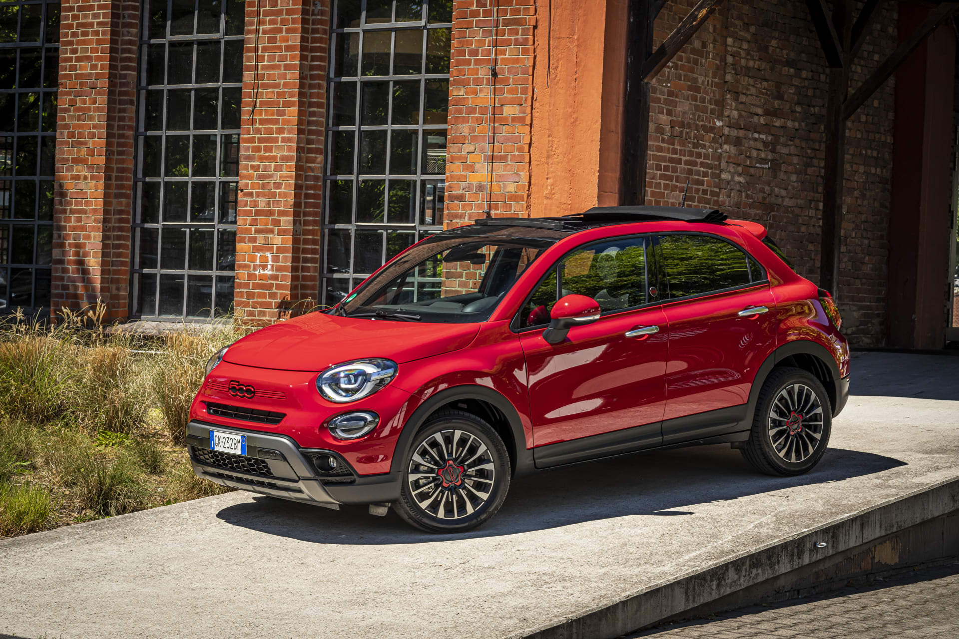 Ein roter Fiat 500X.