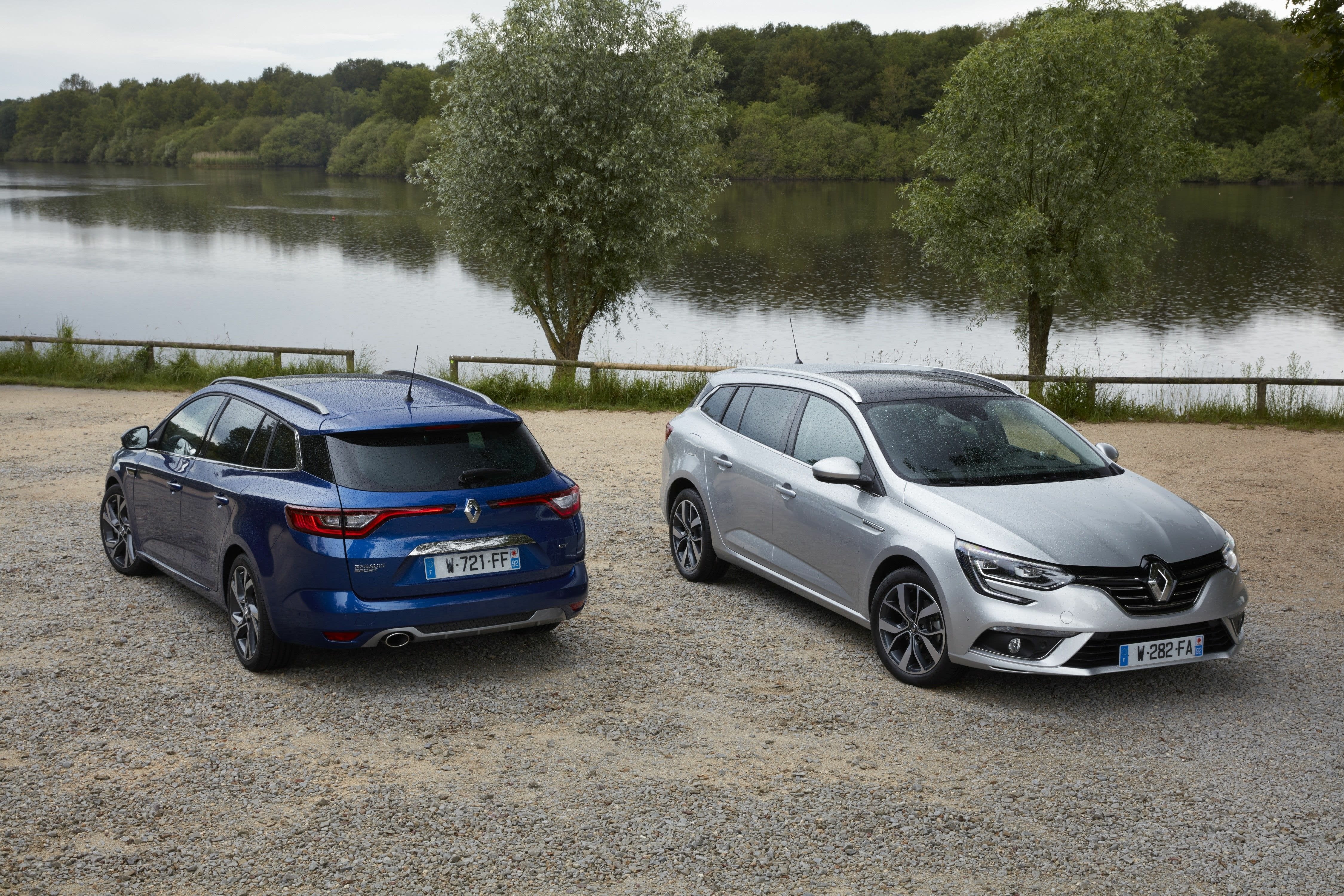Zwei Renault Megane.