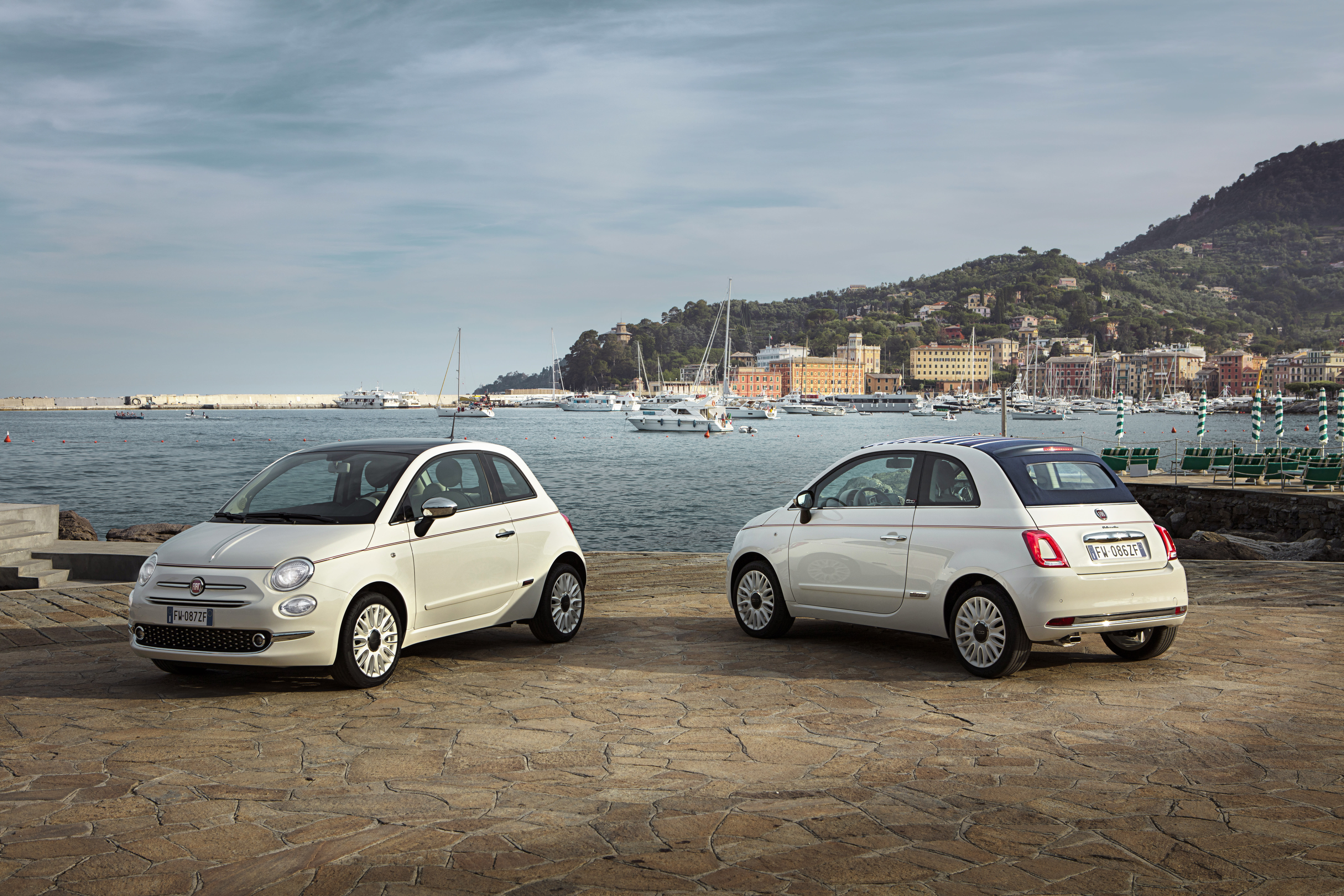 Zwei Fiat 500.