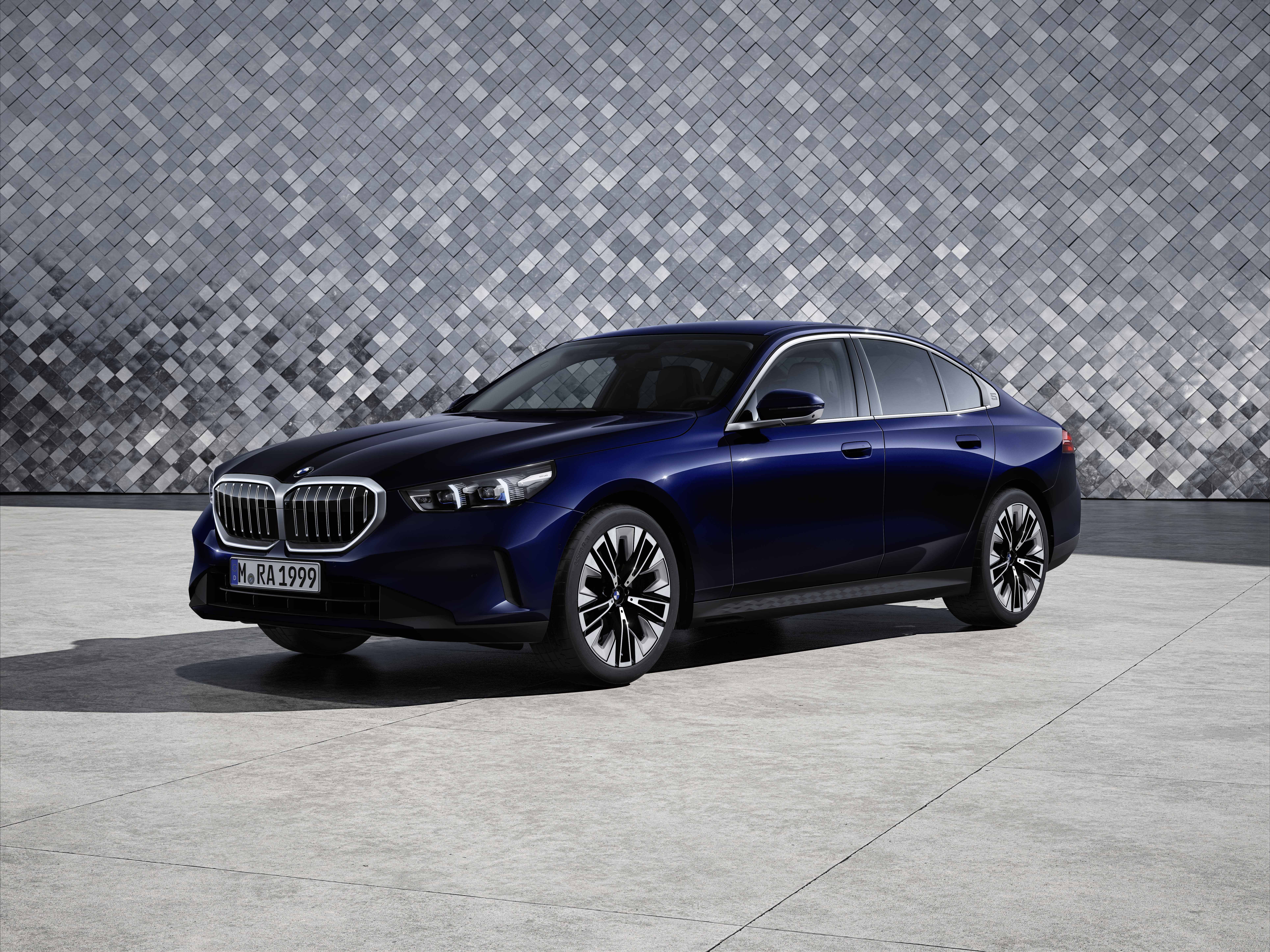 Eine BMW 5er Limousine.