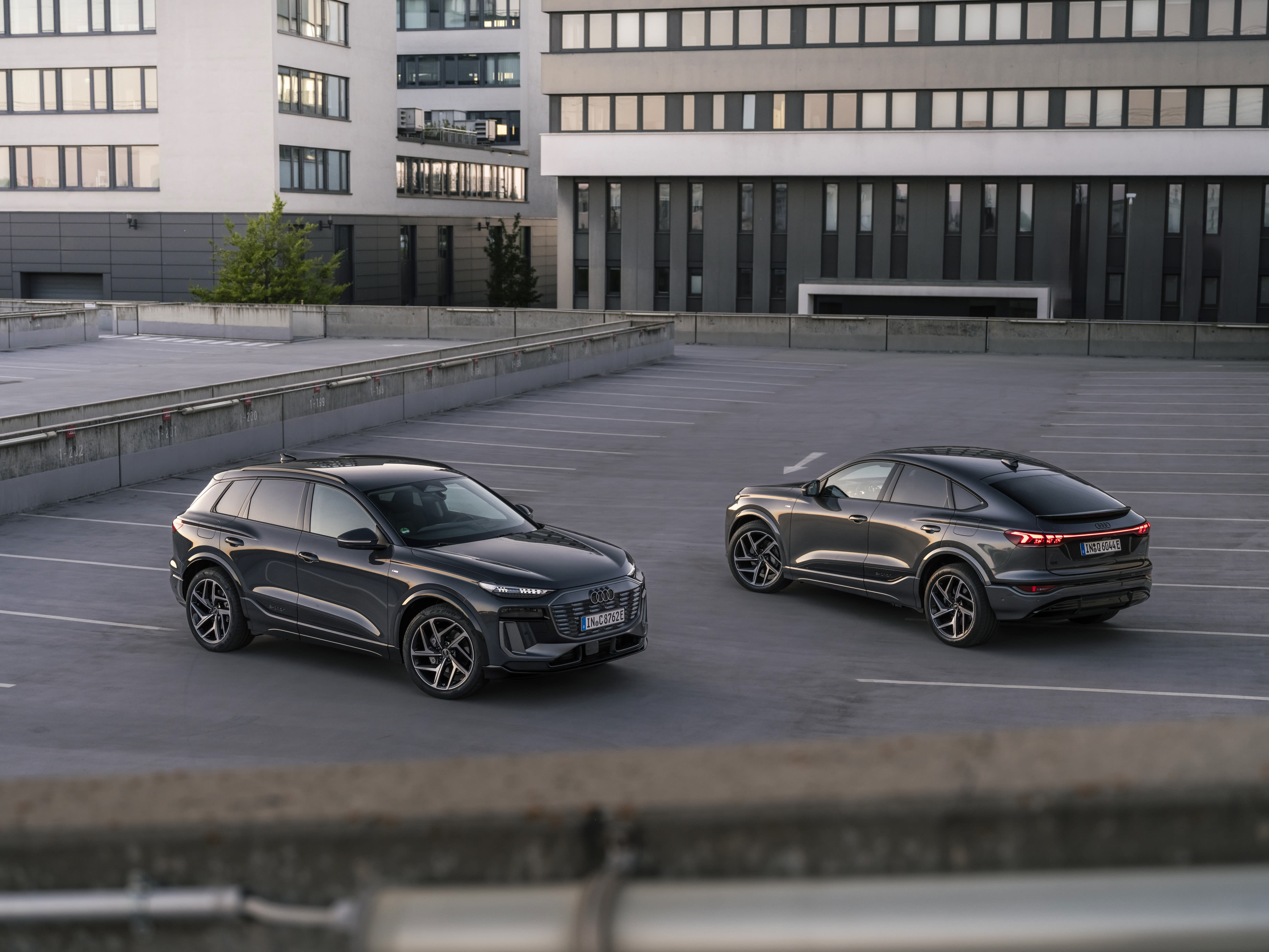 Zwei Audi Q6 e-tron.