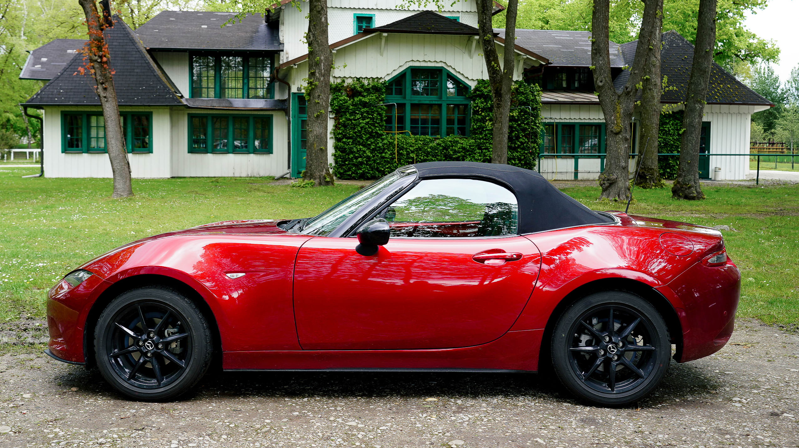 Ein Mazda MX-5 in rot.