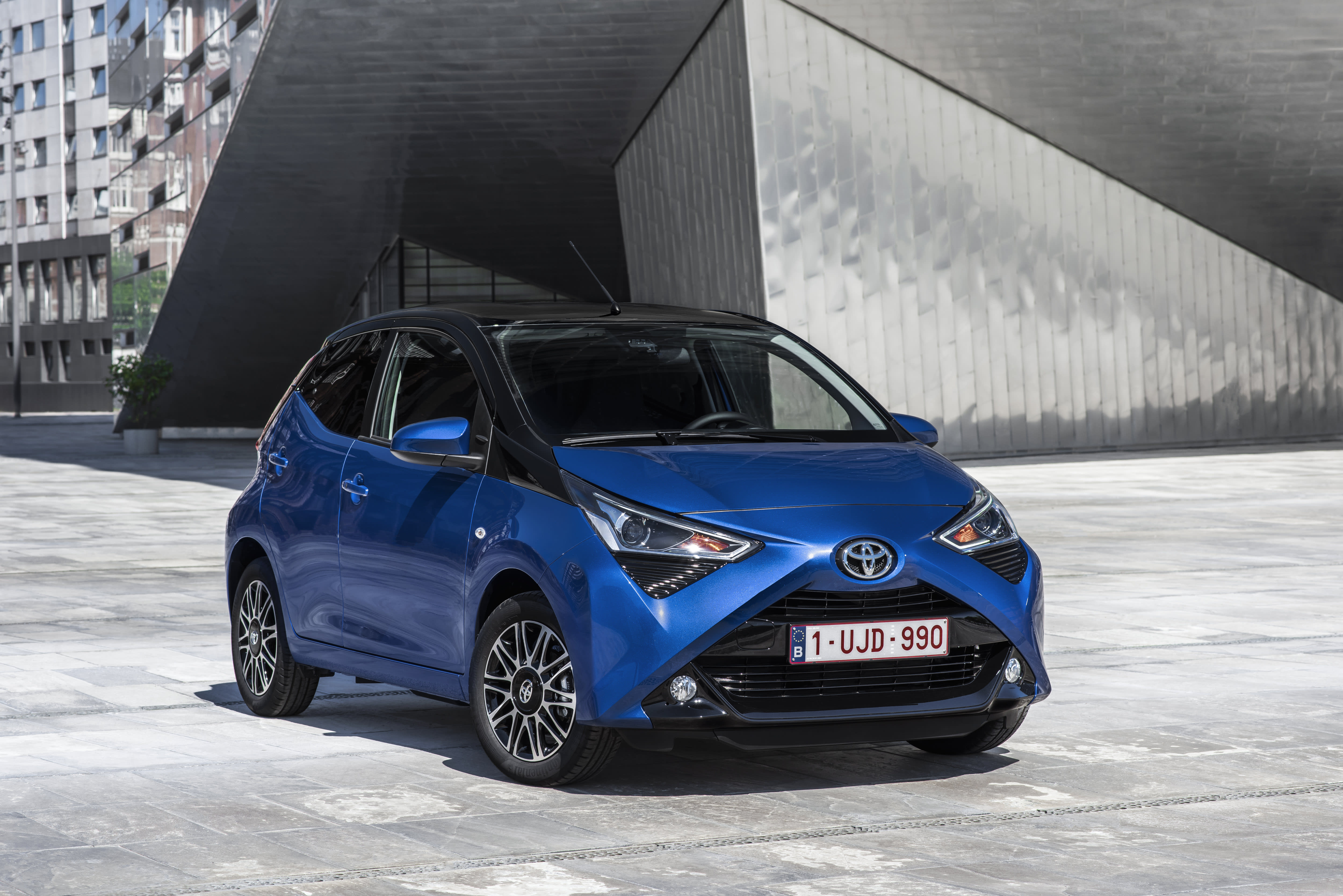 Ein blauer Toyota Aygo.