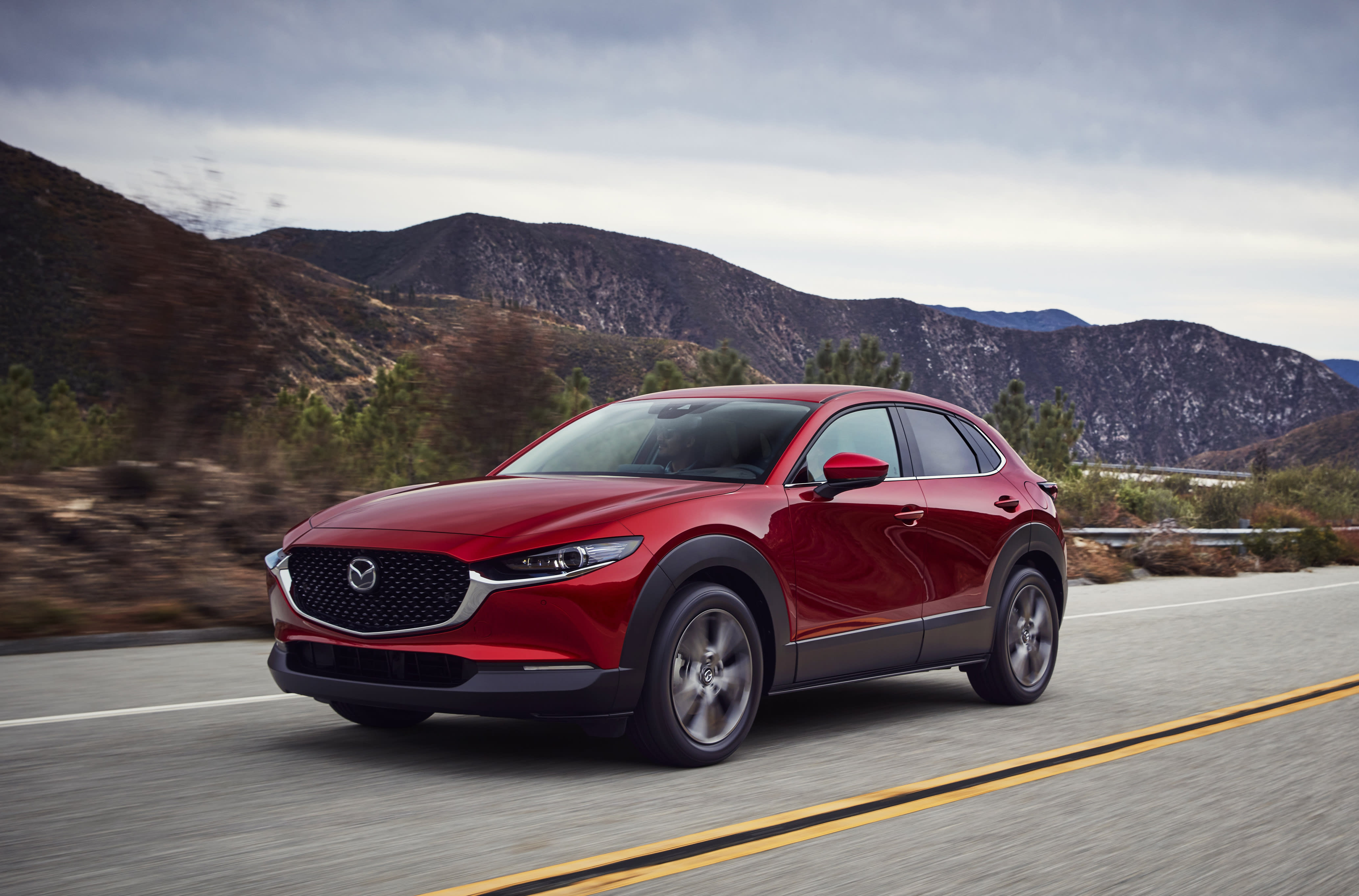Ein roter Mazda CX-30.