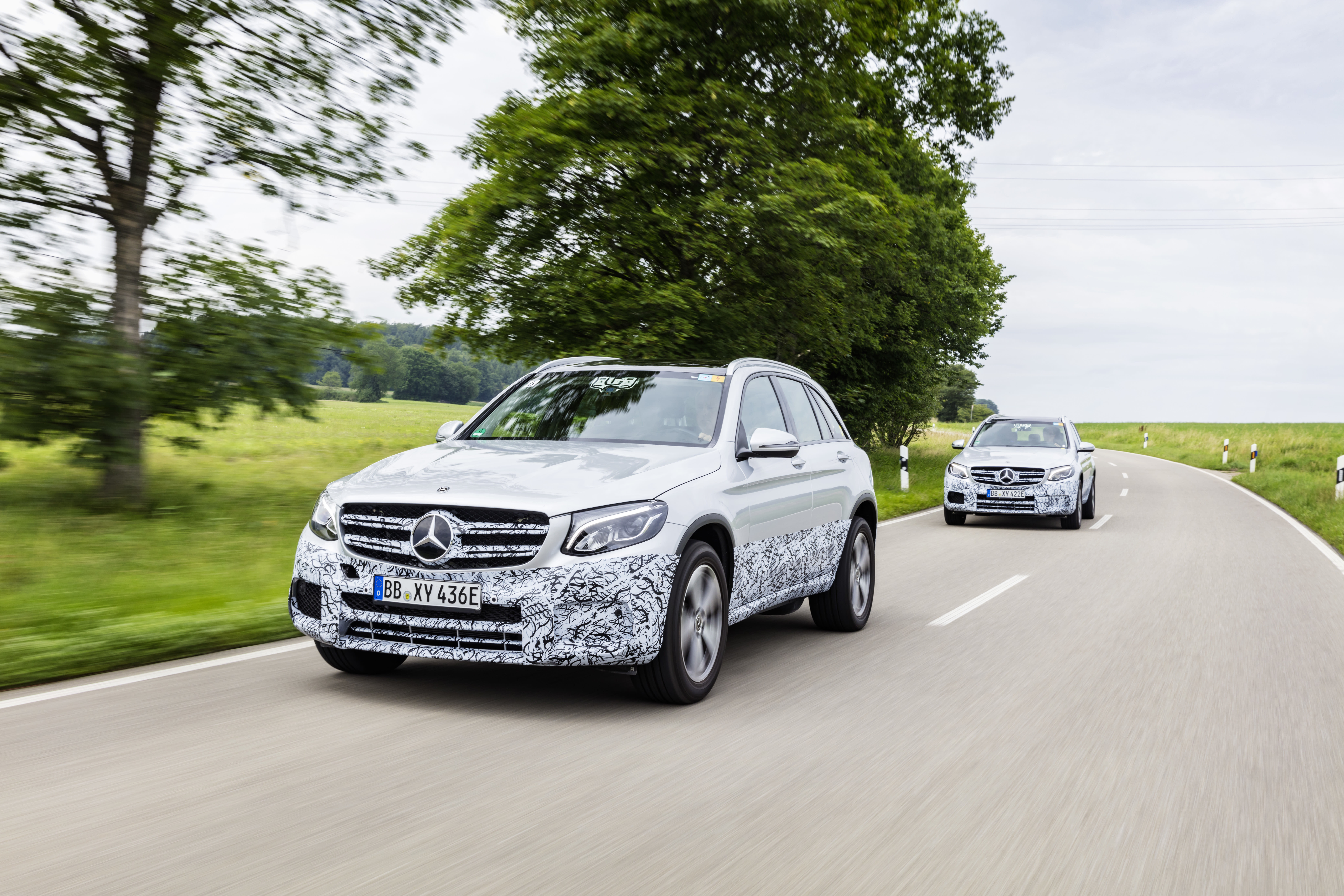 Zwei Mercedes GLC F-Cell.