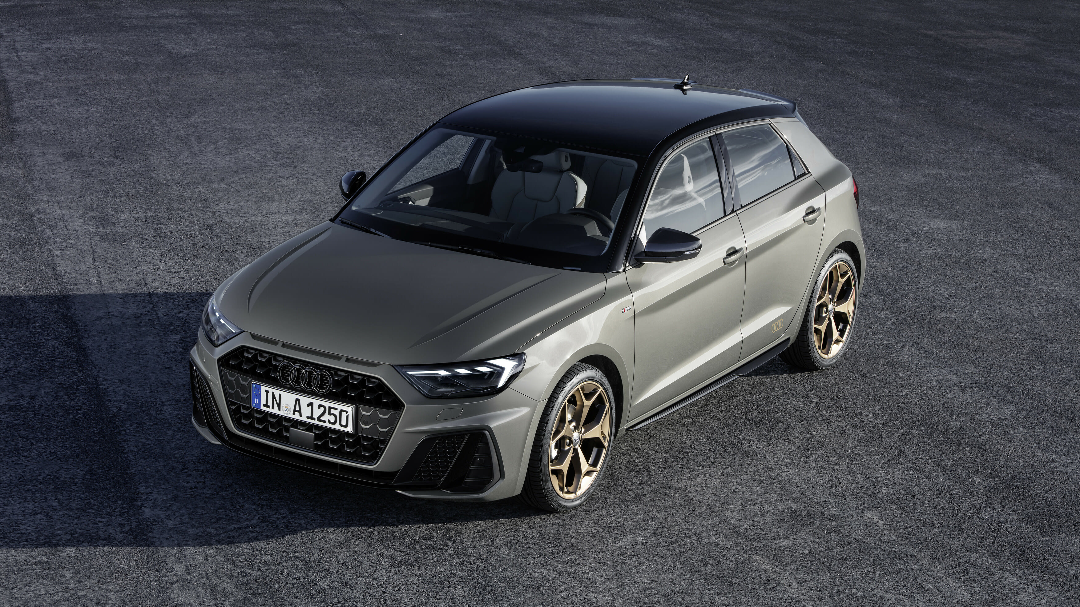 Ein grauer Audi A1.
