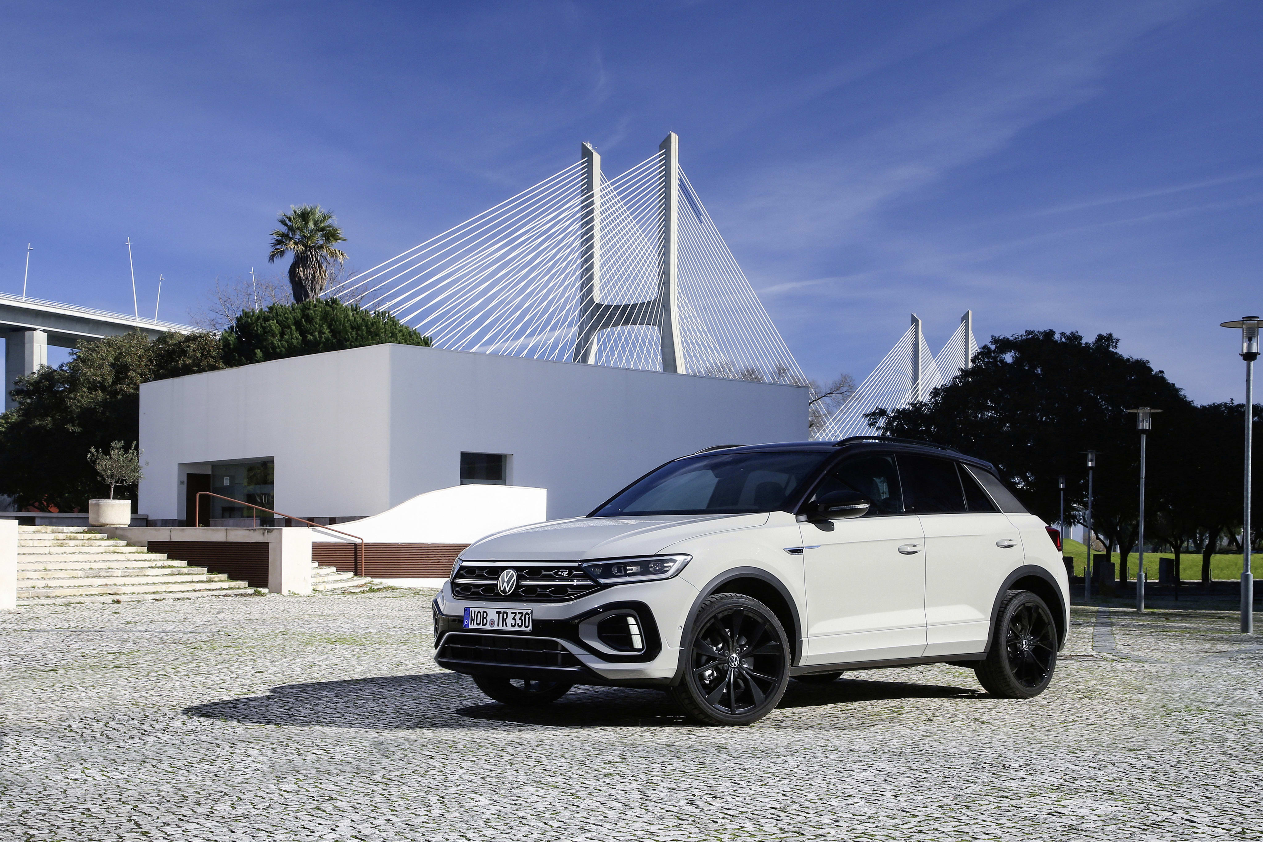 Ein weißer VW T-Roc 4Motion.