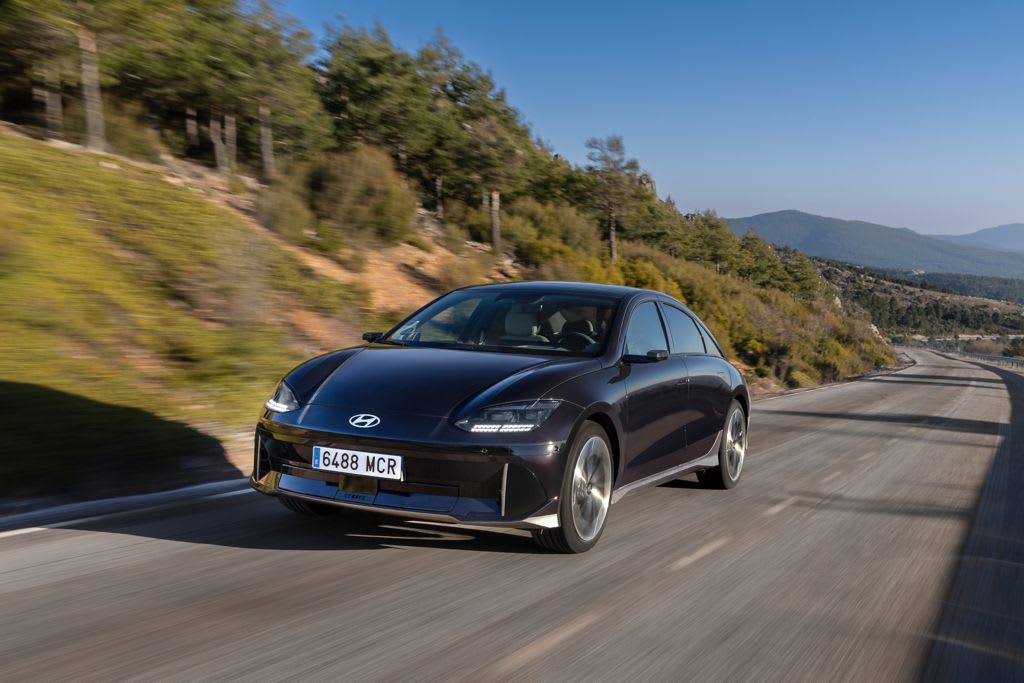 Ein schwarzer Hyundai IONIQ 6.
