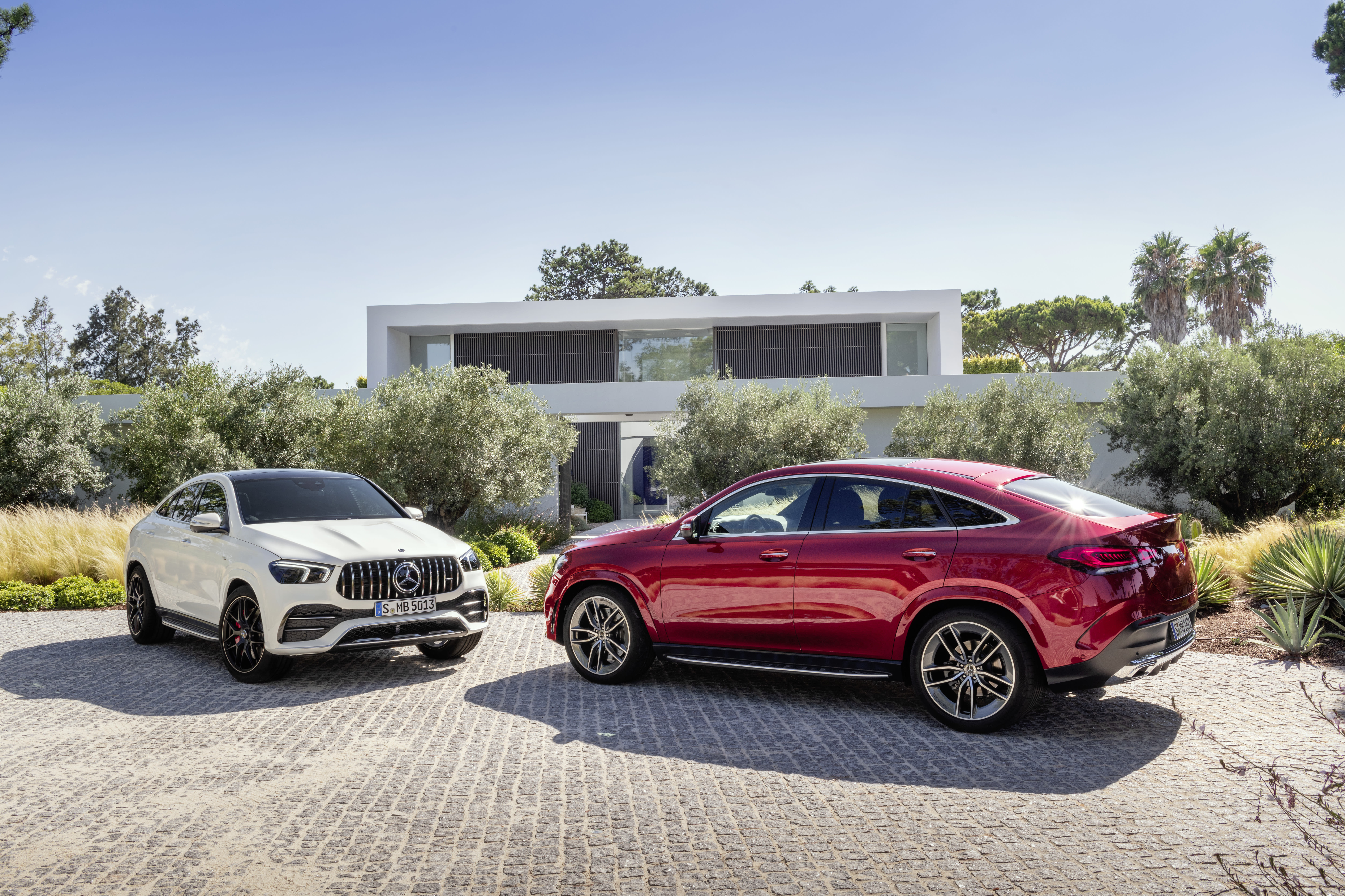 Zwei Mercedes GLE.