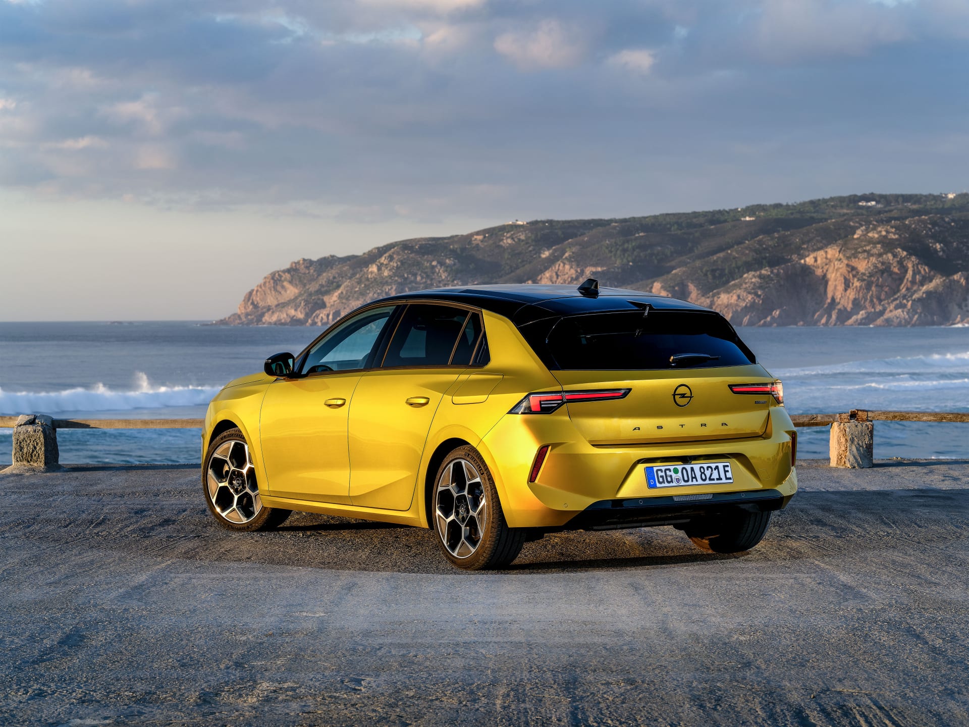Ein gelber Opel Astra.