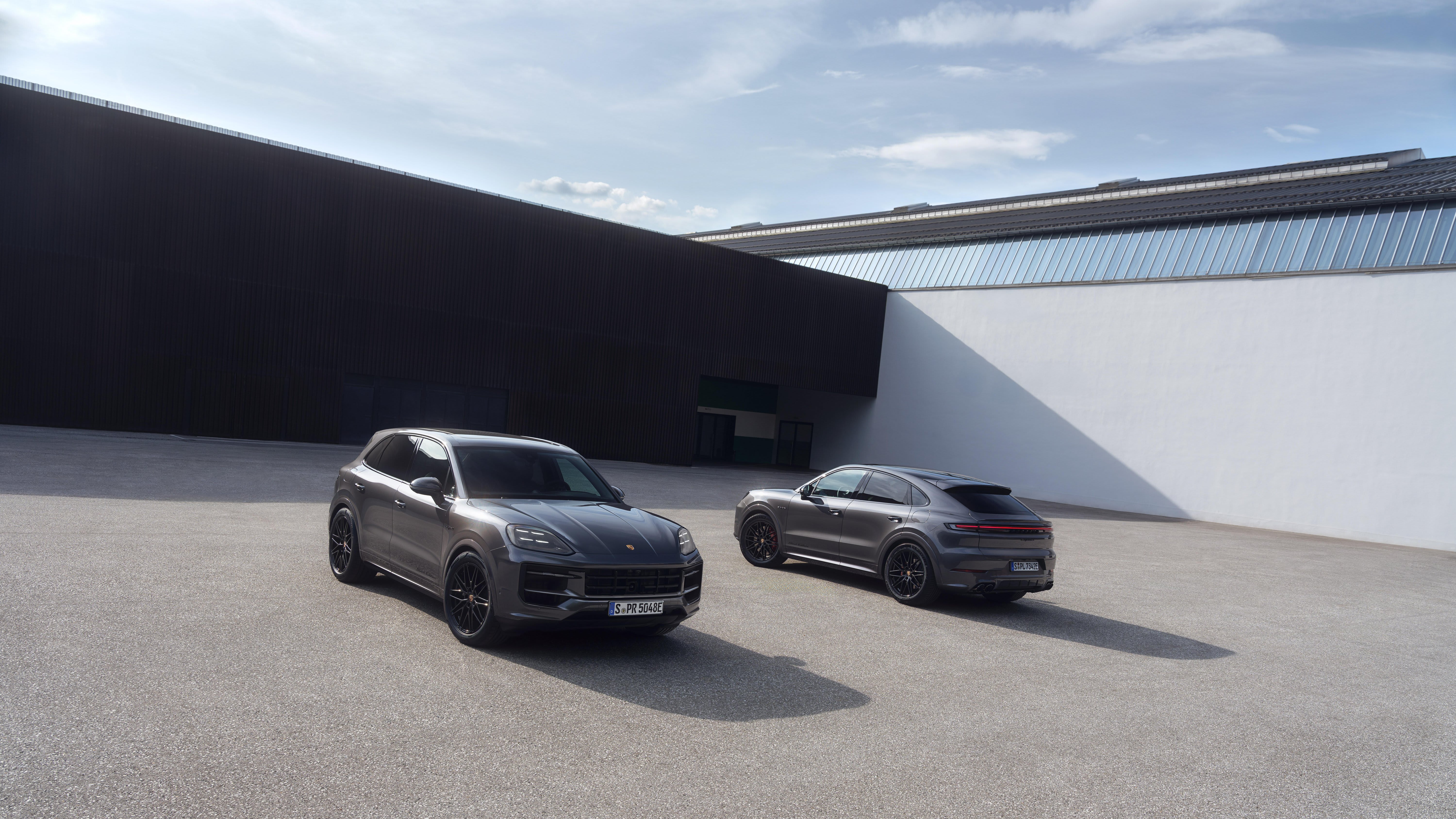 Zwei Porsche Cayenne.