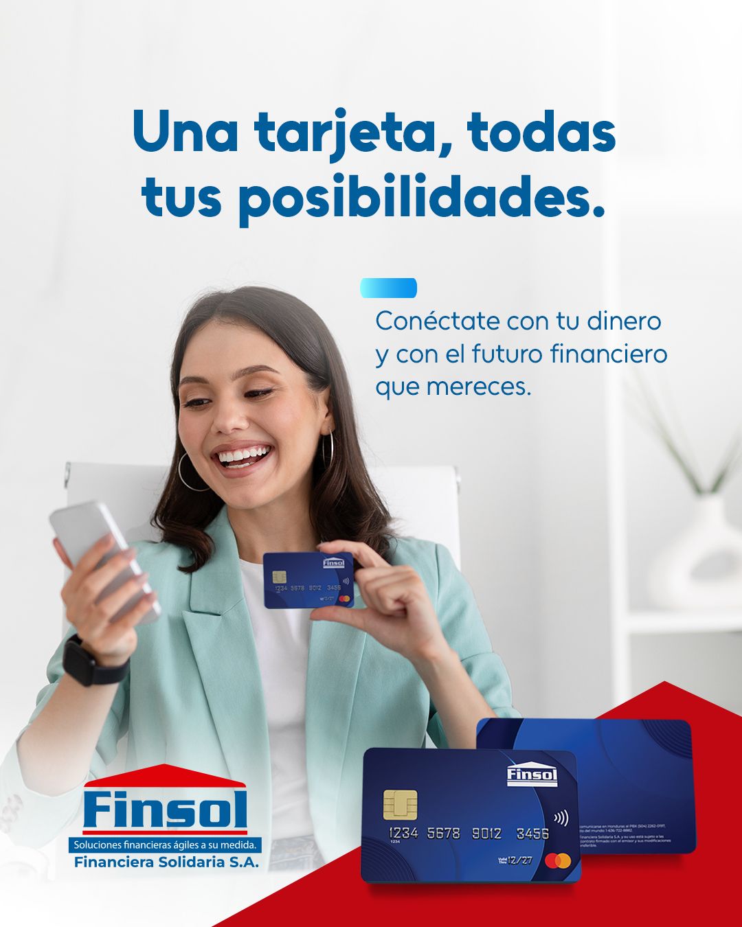 Mujer sujetando tarjeta en su mano