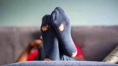 Trasiga textilier kan slängas i soporna från 1 oktober