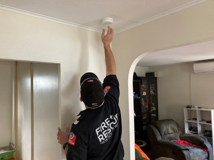 An image relating to the news item Firefighters help seniors during home safety visits - Video
