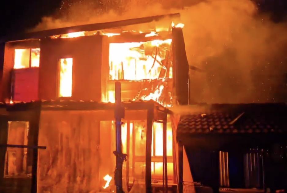An image relating to the news item Fire destroys abandoned townhouses - VIDEO