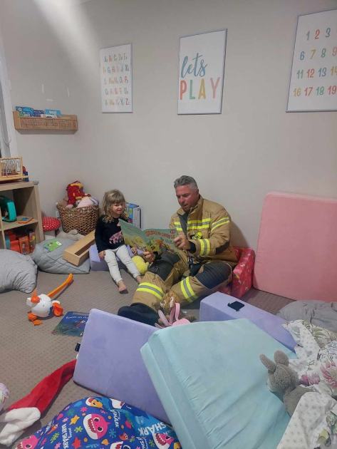 An image relating to the news item Mamma Mia! Three-year-old girl surprises firefighters with her safety knowledge