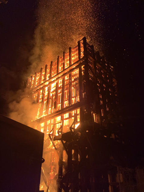 An image relating to the news item Fire destroys old coal tower, disrupts rail corridor - VIDEO