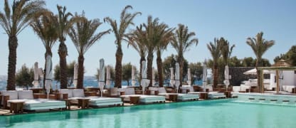 Nikki Beach Resort and Spa Santorini mit Frühstück bereits ab 257 Euro pro Nacht