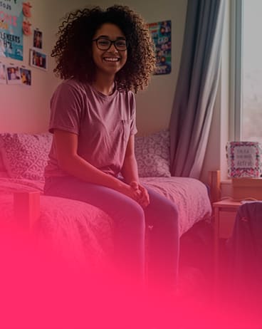 Jovem sentada sorrindo em quarto