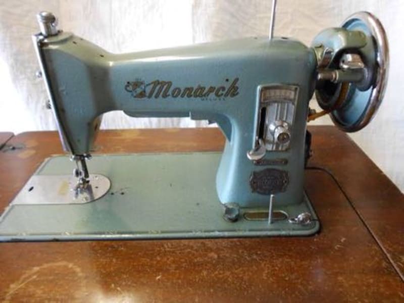 VINTAGE SEWING MACHINE. MONARCH DELUXE SYNCRO MATIC, PRECISION BUILT