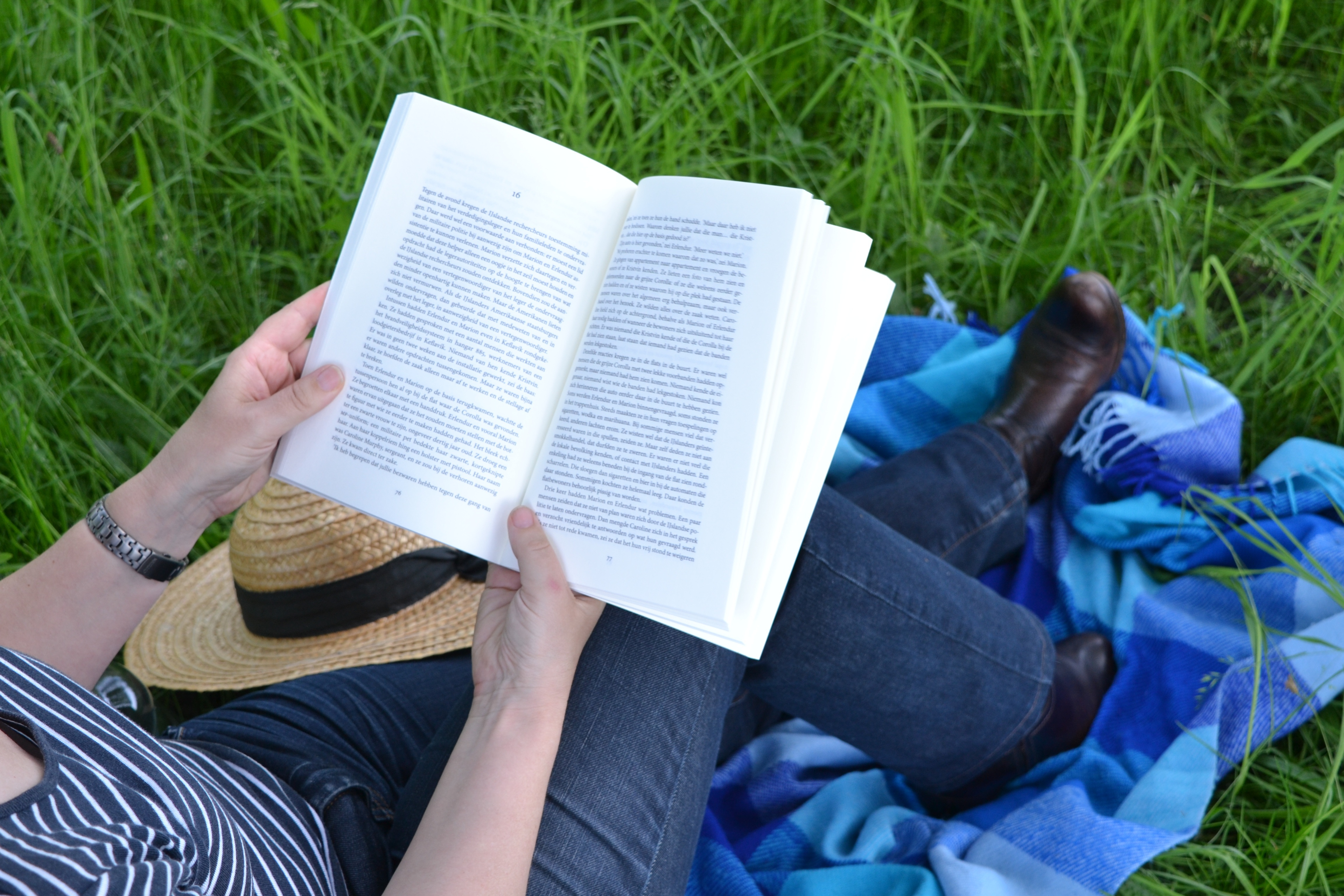 Книжки на место. Чтение книг. Книга человек. Человек с книгой в руках. Человек читает книгу.