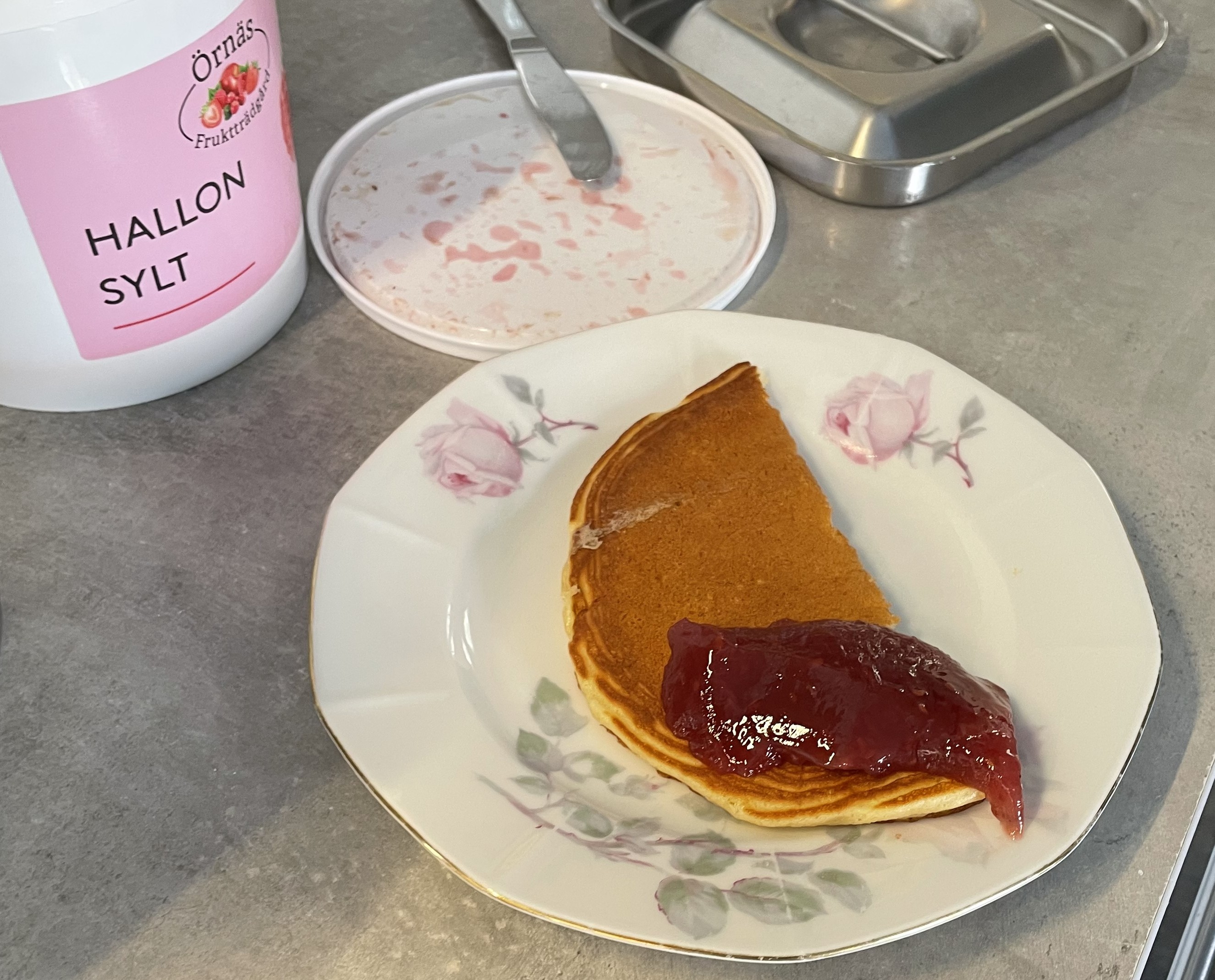 I Sverige serverer Eva ofte Fjord1-svela med sylte på.