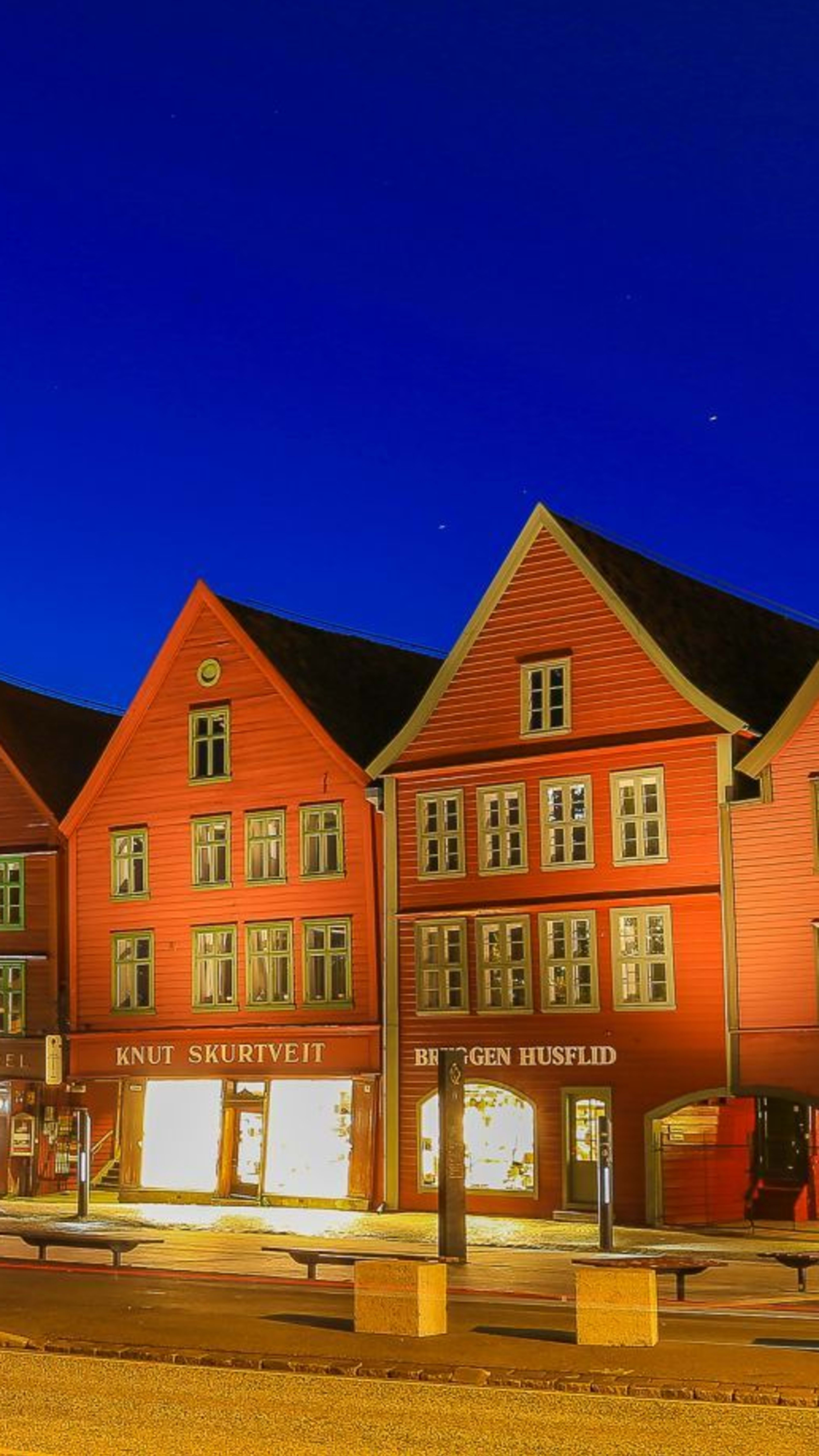 UNESCO verdensarv Bryggen i Bergen med fargerike historiske bygninger i blått kveldslys