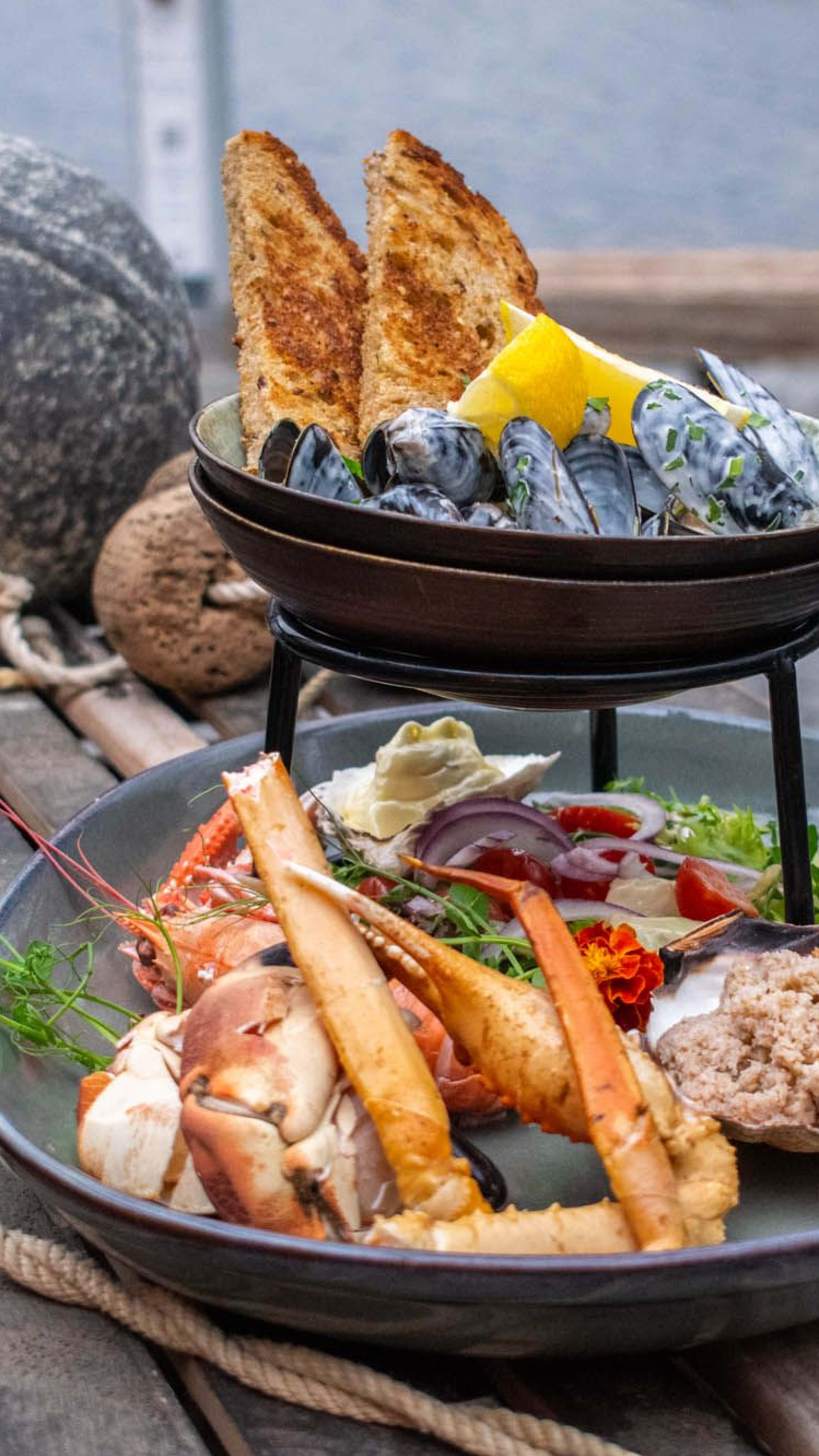 Fersk sjømattallerken servert på havnerestaurant i Bergen med tradisjonelle norske fiskeretter