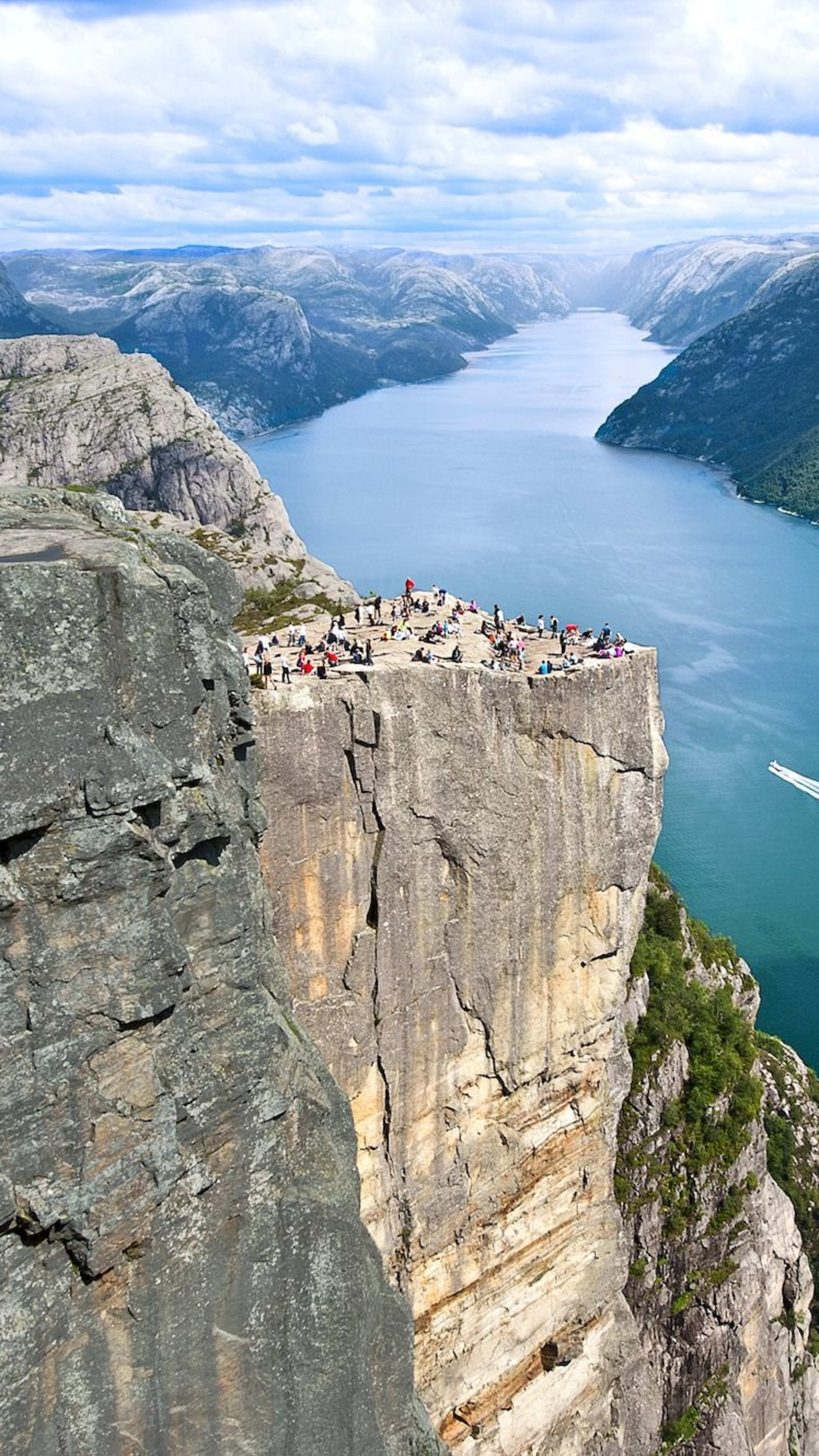 Luftaufnahme von Preikestolen mit Wanderern und Fjord unten.