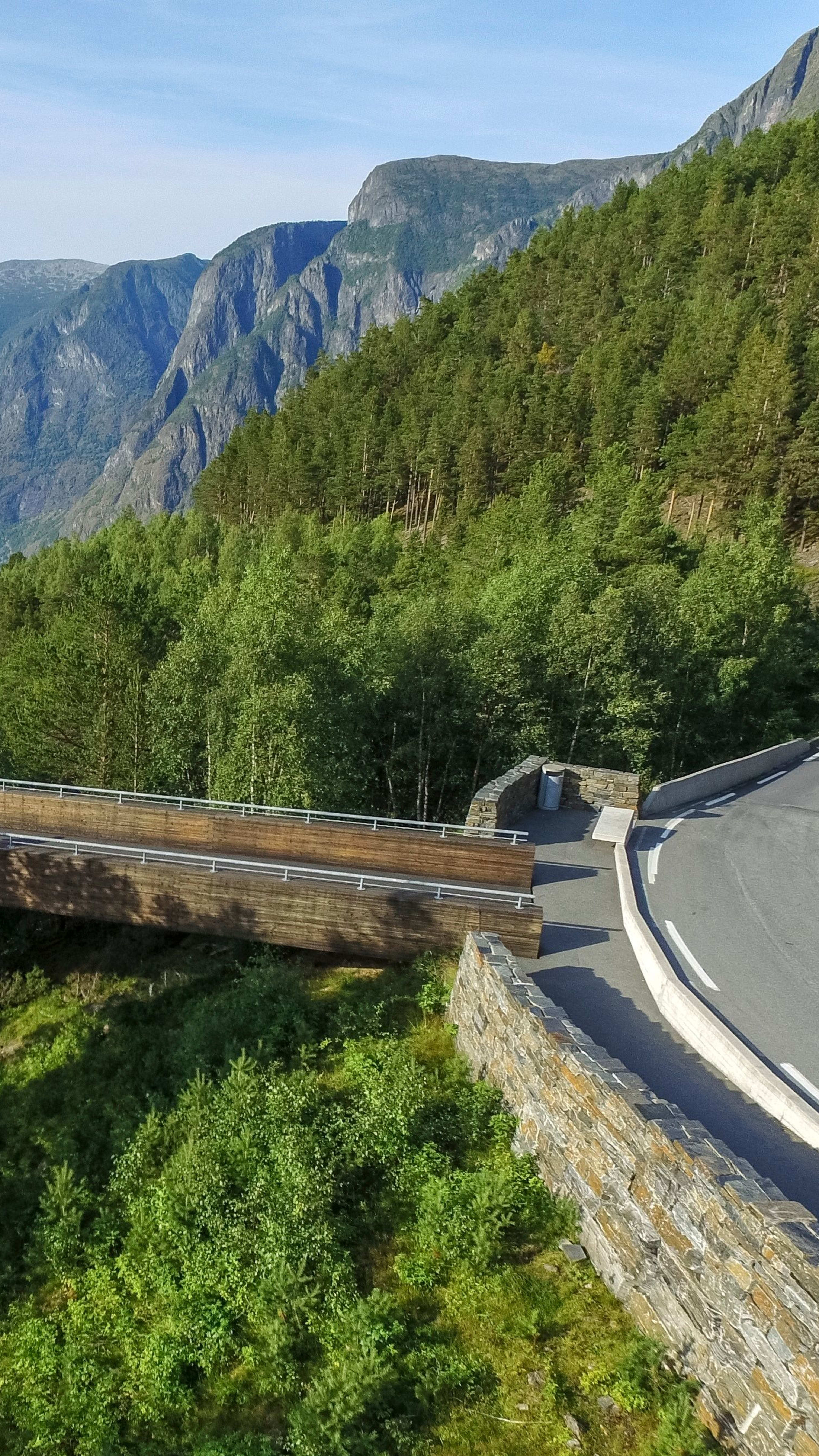 Stegastein utsiktspunkt stikker ut over Aurlandsfjorden med fjordutsikt.