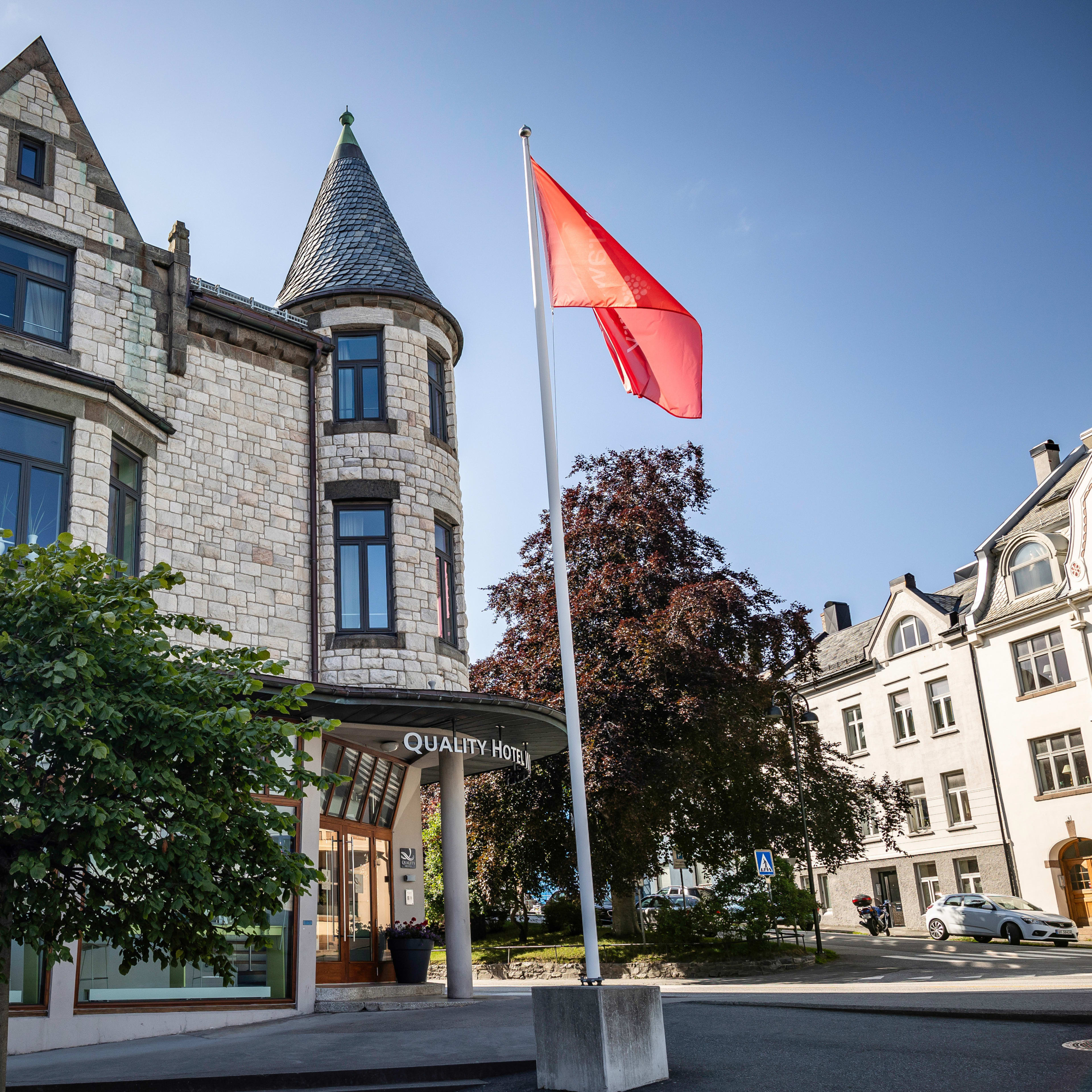 Fassade des Quality Hotel Waterfront Ålesund – zentral gelegenes Backsteingebäude im Herzen der Stadt